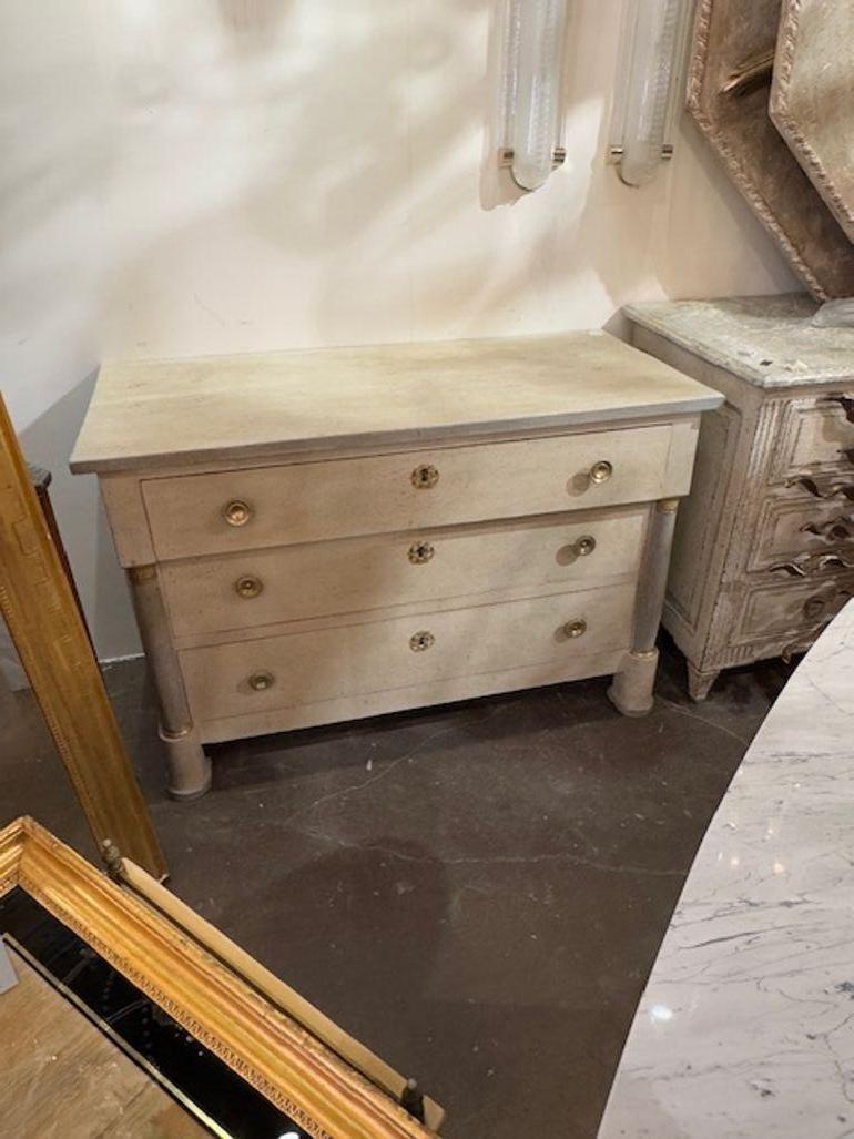 Commode dipinta in stile impero francese del XIX secolo in vendita 1
