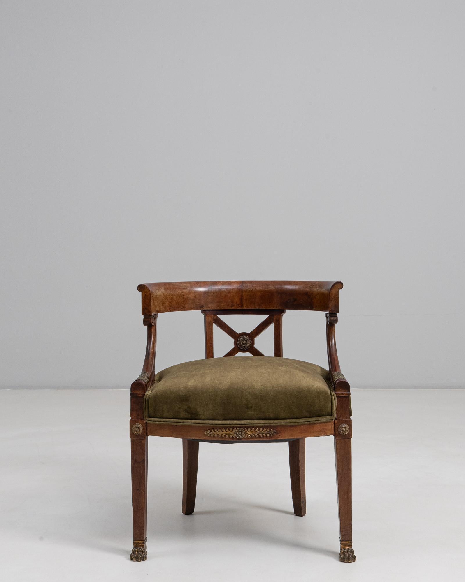 Sedia da vasca in stile impero francese del XIX secolo con patina originale. Questa straordinaria sedia incarna la grandezza e la raffinatezza scultorea dell'estetica Impero. Realizzato in legno ricco di tonalità e con la patina originale, presenta