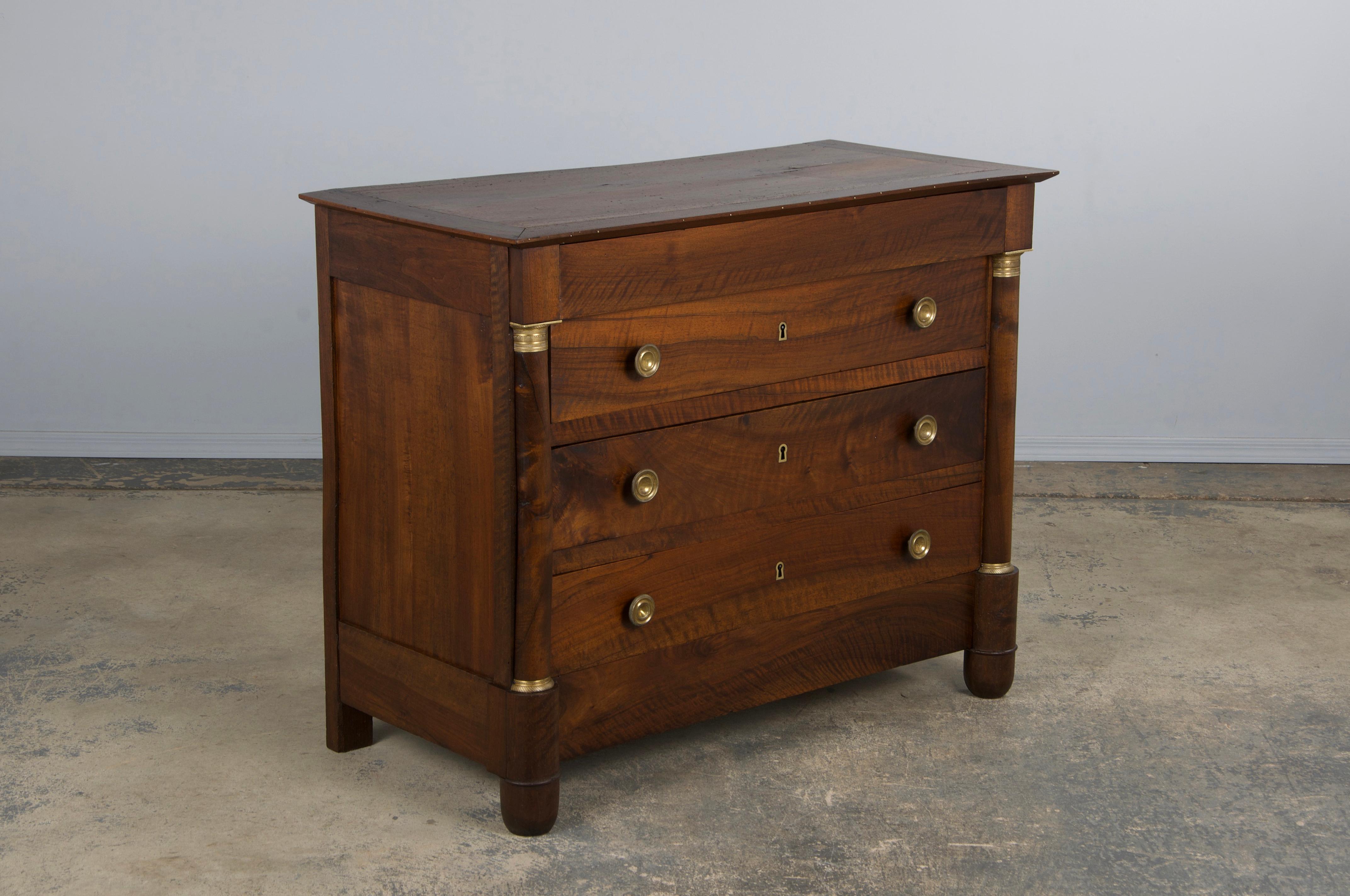 Ottone Cassettiera in noce stile Impero francese del XIX secolo in vendita
