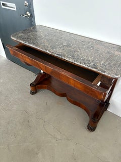 Table console en noyer de style Empire français du 19e siècle avec plateau en marbre