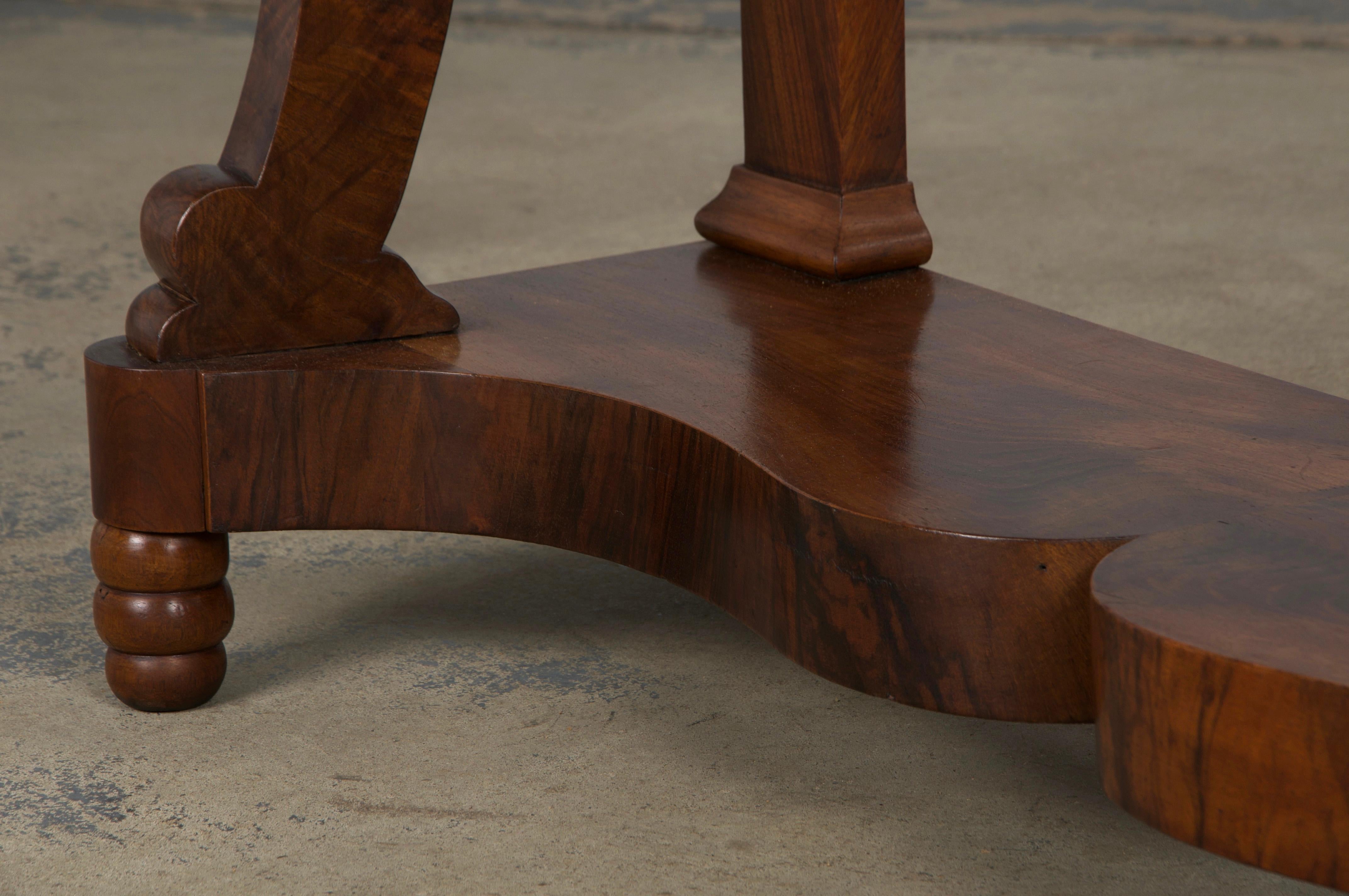 Console in noce stile Impero francese del XIX secolo con marmo di Carrara in vendita 12
