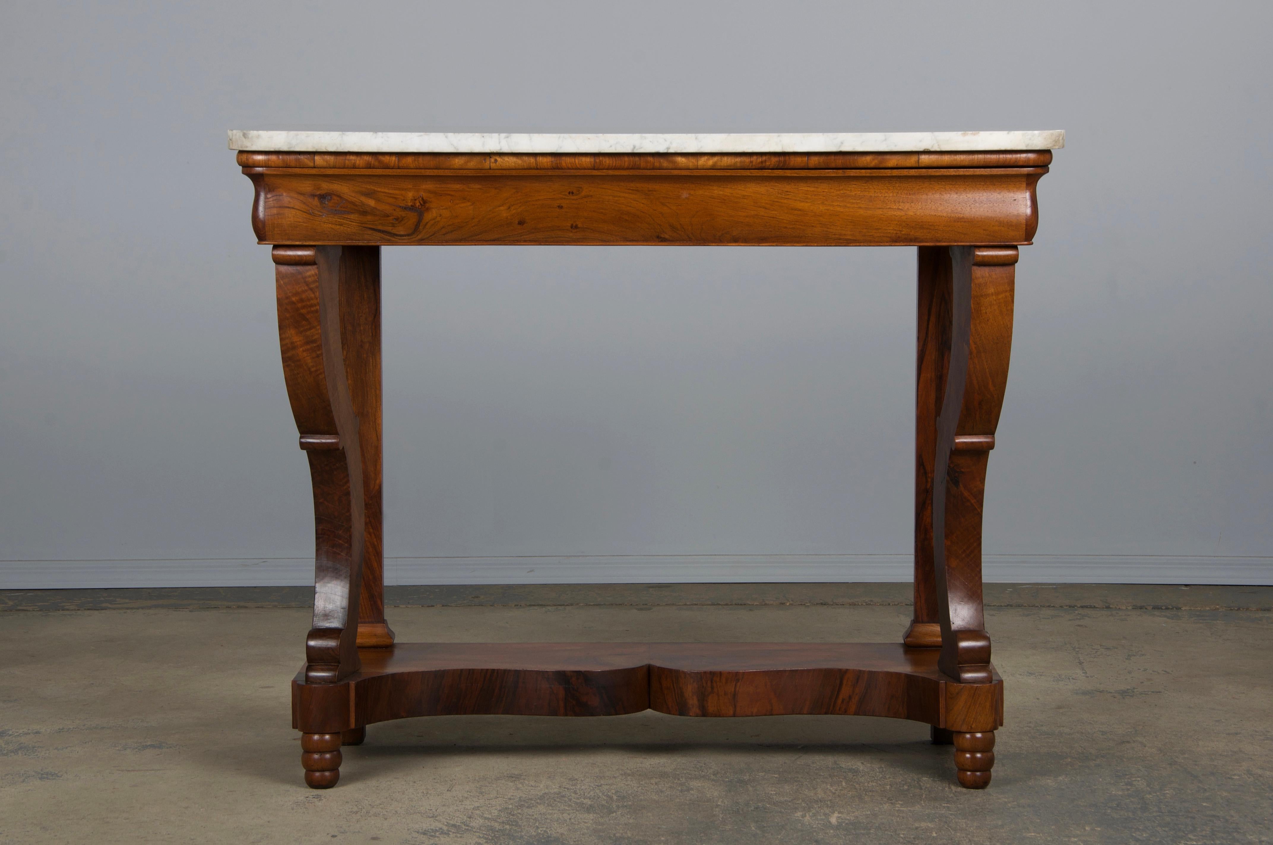 Francese Console in noce stile Impero francese del XIX secolo con marmo di Carrara in vendita
