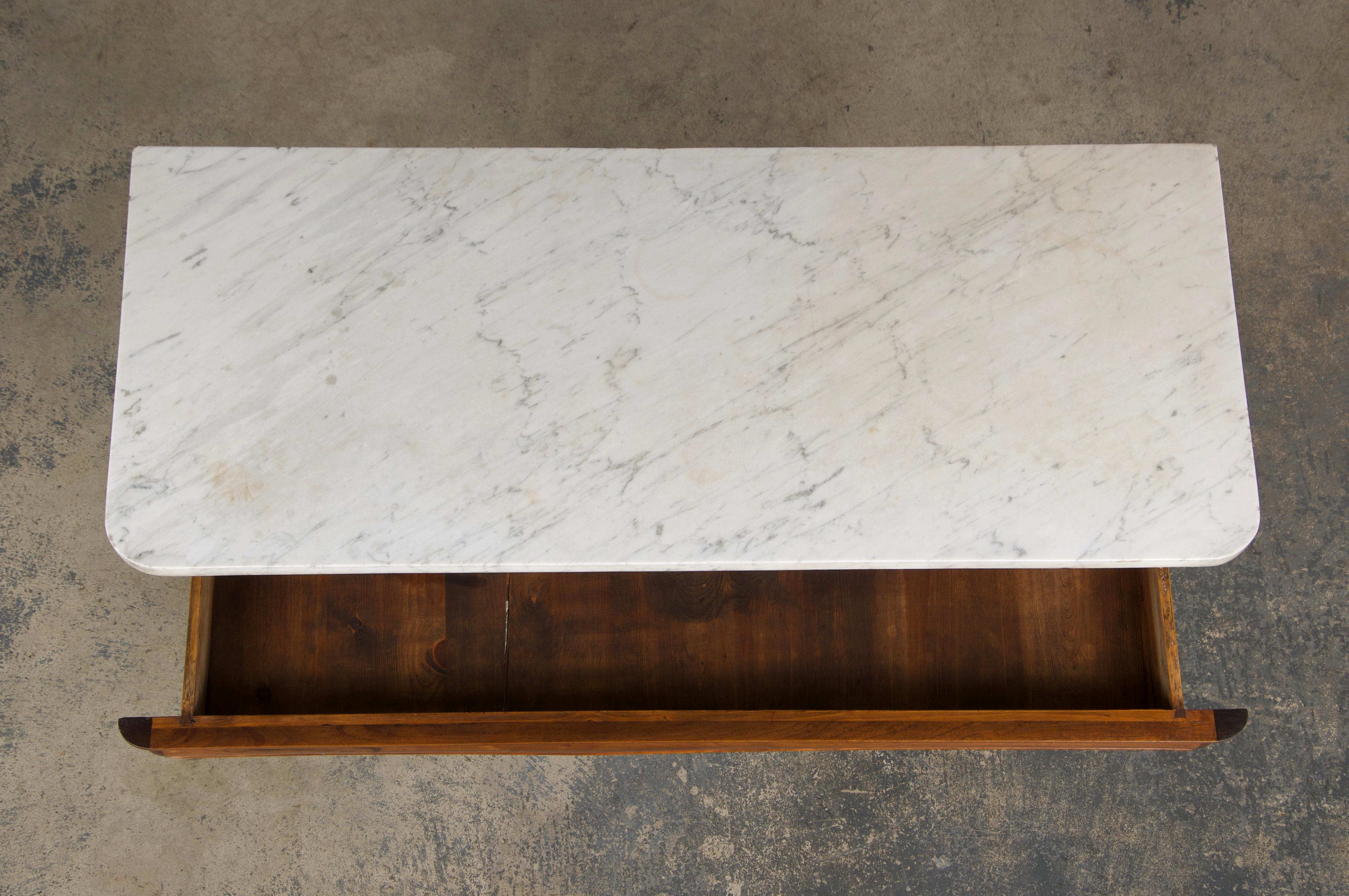 Intagliato a mano Console in noce stile Impero francese del XIX secolo con marmo di Carrara in vendita