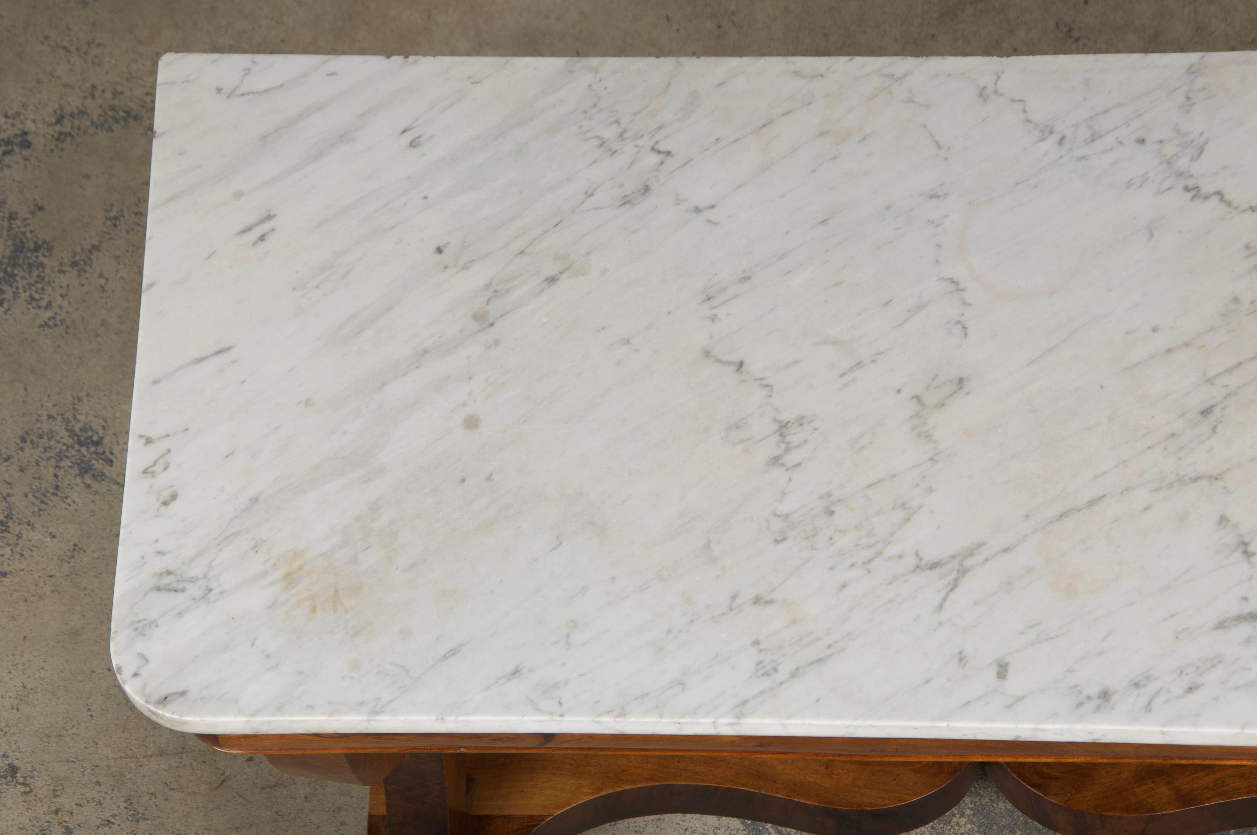 Console in noce stile Impero francese del XIX secolo con marmo di Carrara In condizioni buone in vendita a Astoria, NY
