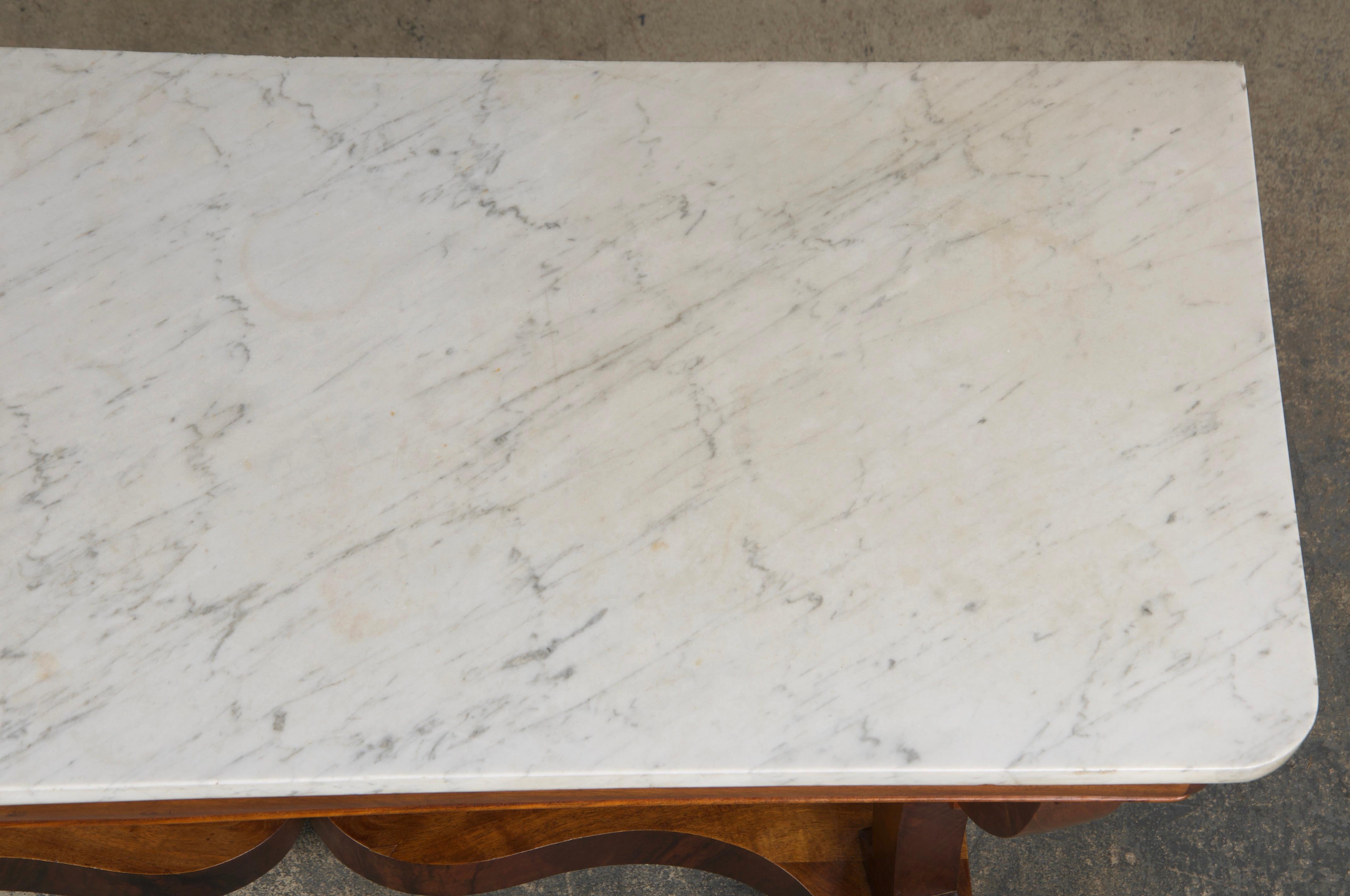 Marmo di Carrara Console in noce stile Impero francese del XIX secolo con marmo di Carrara in vendita