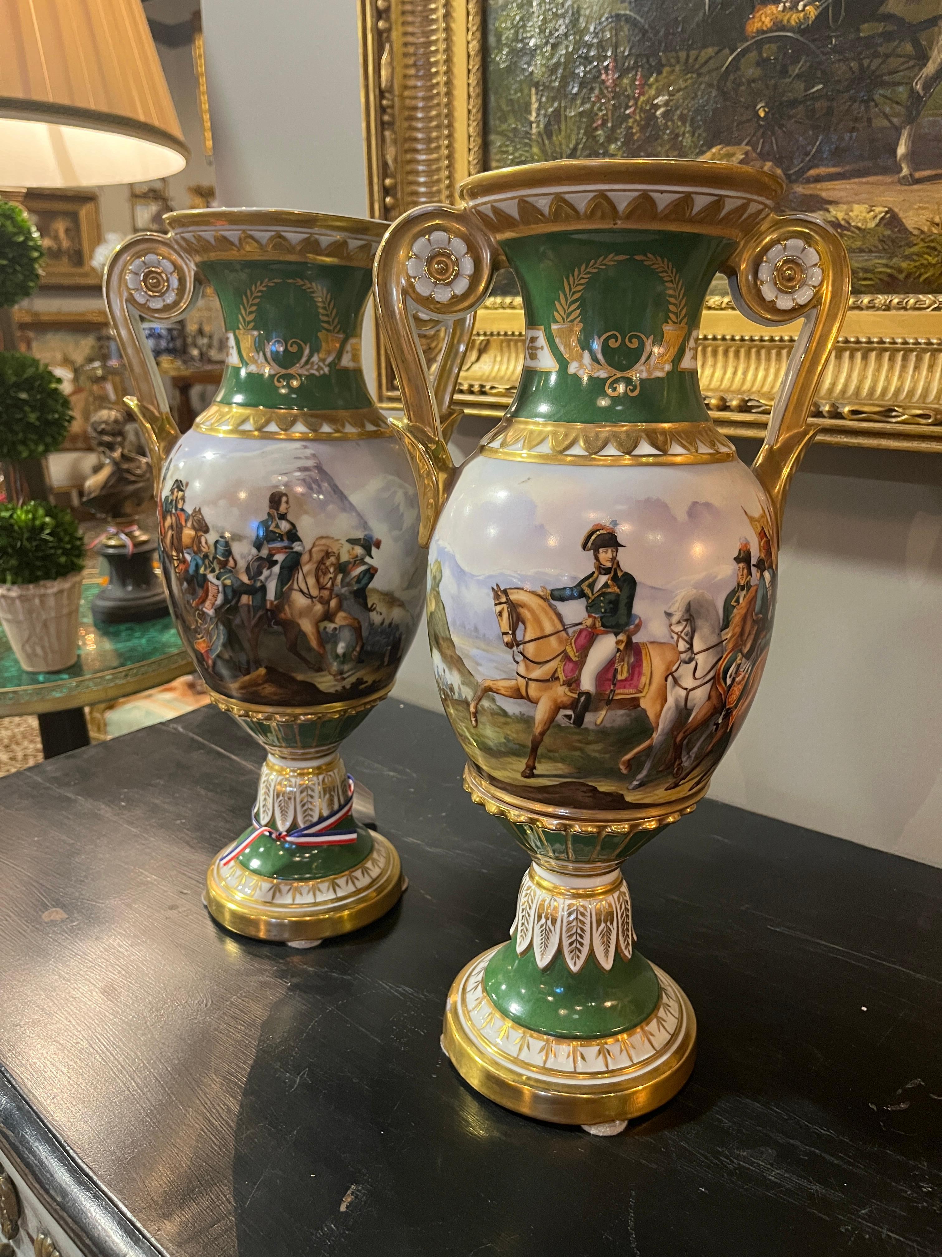 Urnas imperiales francesas del siglo XIX. Precioso par comprado en Francia. Desgaste adecuado a la edad, consulta las fotos detalladas o envíanos un mensaje con tus preguntas. 