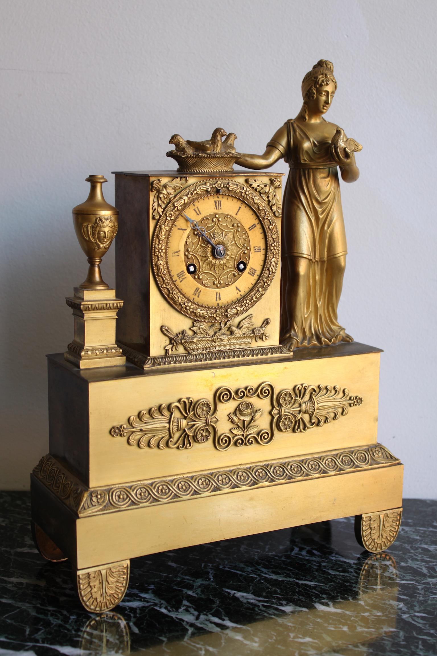 Gilded bronze clock depicting a vestal, Empire period.
19th century.
Dimensions: Width 24cm, height 34cm, depth 9cm.