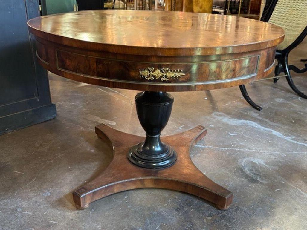 La mesa central de nogal y ébano del Imperio Francés del siglo XIX es una exquisita pieza de mobiliario antiguo que destila elegancia y sofisticación. Elaborada con lujoso nogal, esta mesa central encarna el estilo clásico francés del siglo XIX. Los