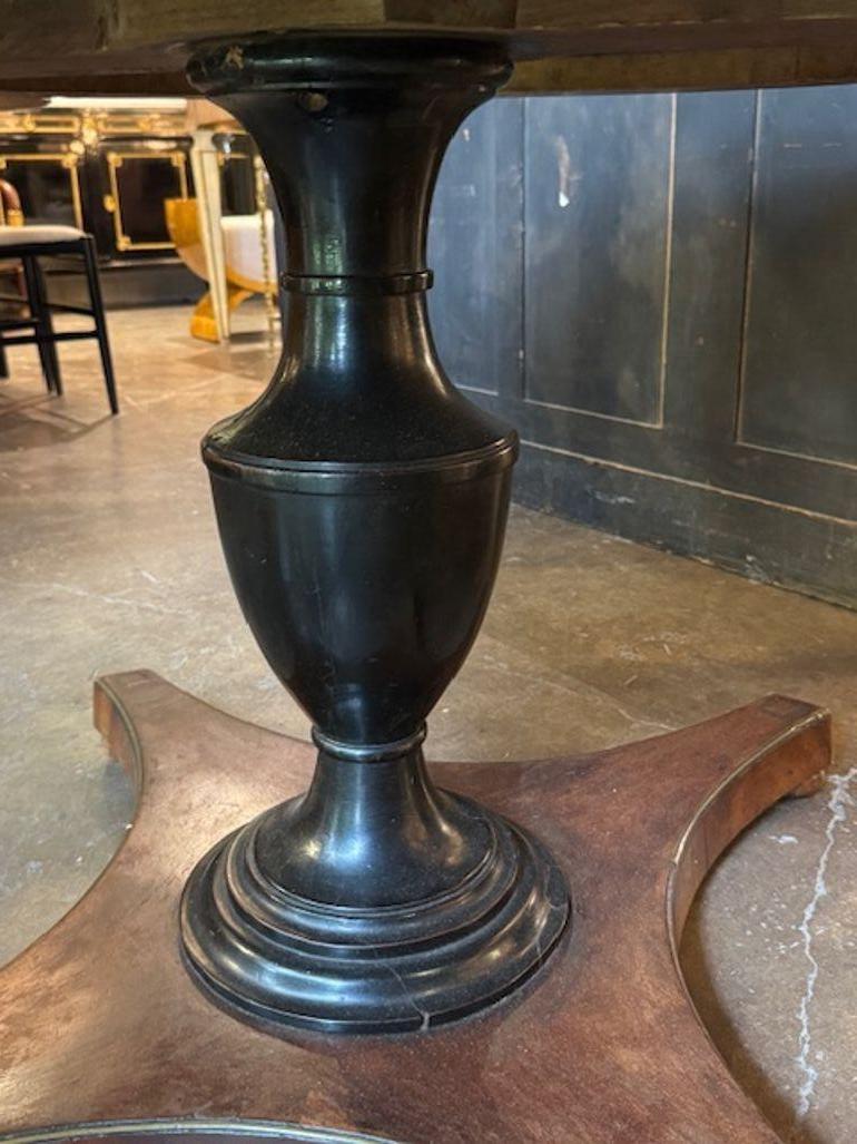 Mesa central de nogal y ébano del Imperio francés del siglo XIX en Bueno estado para la venta en Dallas, TX