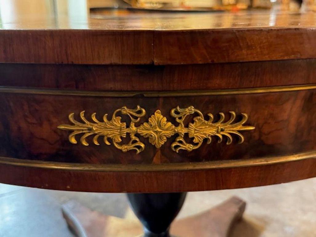 Mesa central de nogal y ébano del Imperio francés del siglo XIX Nogal en venta