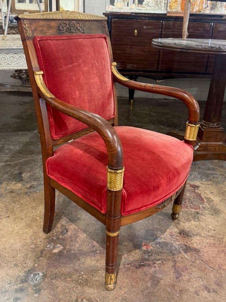 Français Fauteuil Empire français du XIXe siècle en noyer et doré en vente