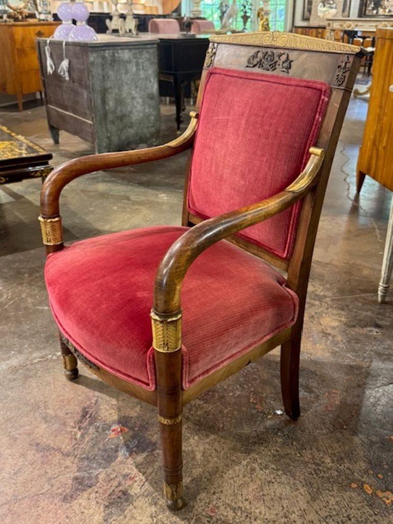 Fauteuil Empire français du XIXe siècle en noyer et doré Bon état - En vente à Dallas, TX