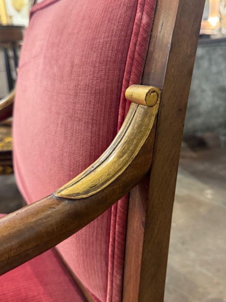 Fauteuil Empire français du XIXe siècle en noyer et doré en vente 1
