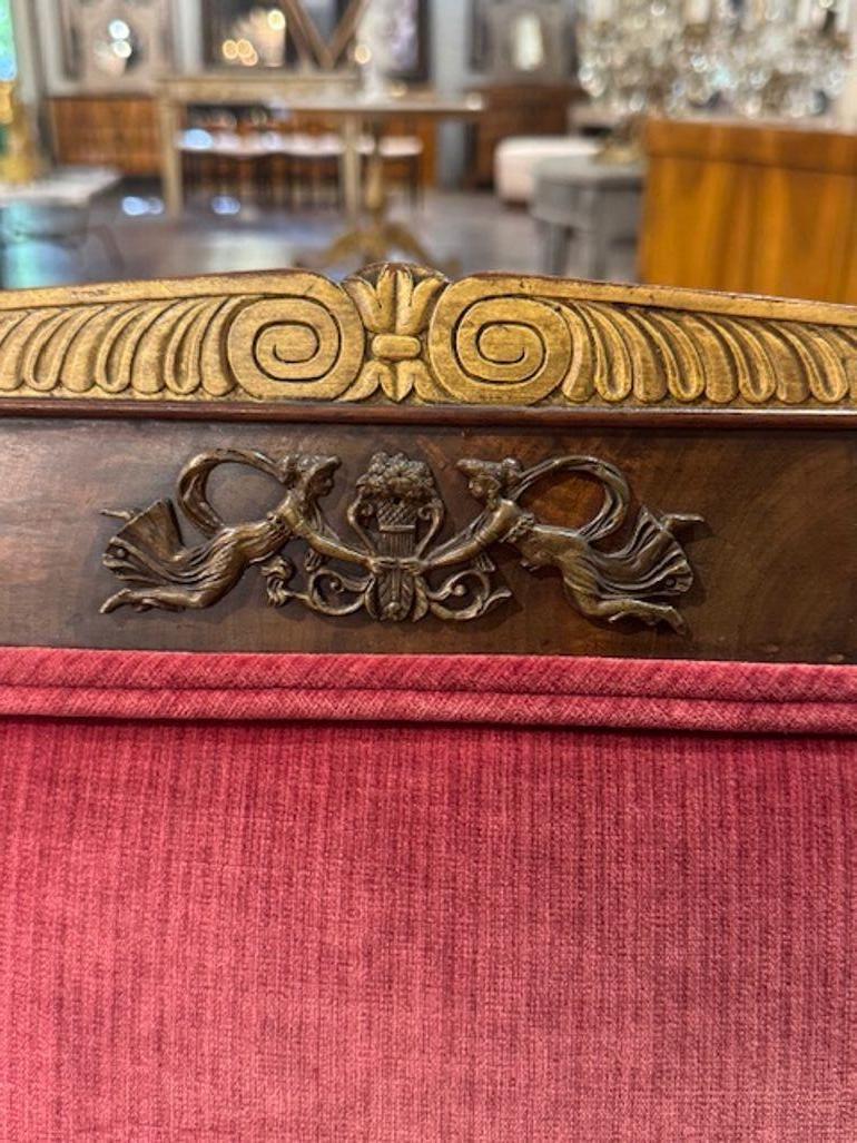 Fauteuil Empire français du XIXe siècle en noyer et doré en vente 2