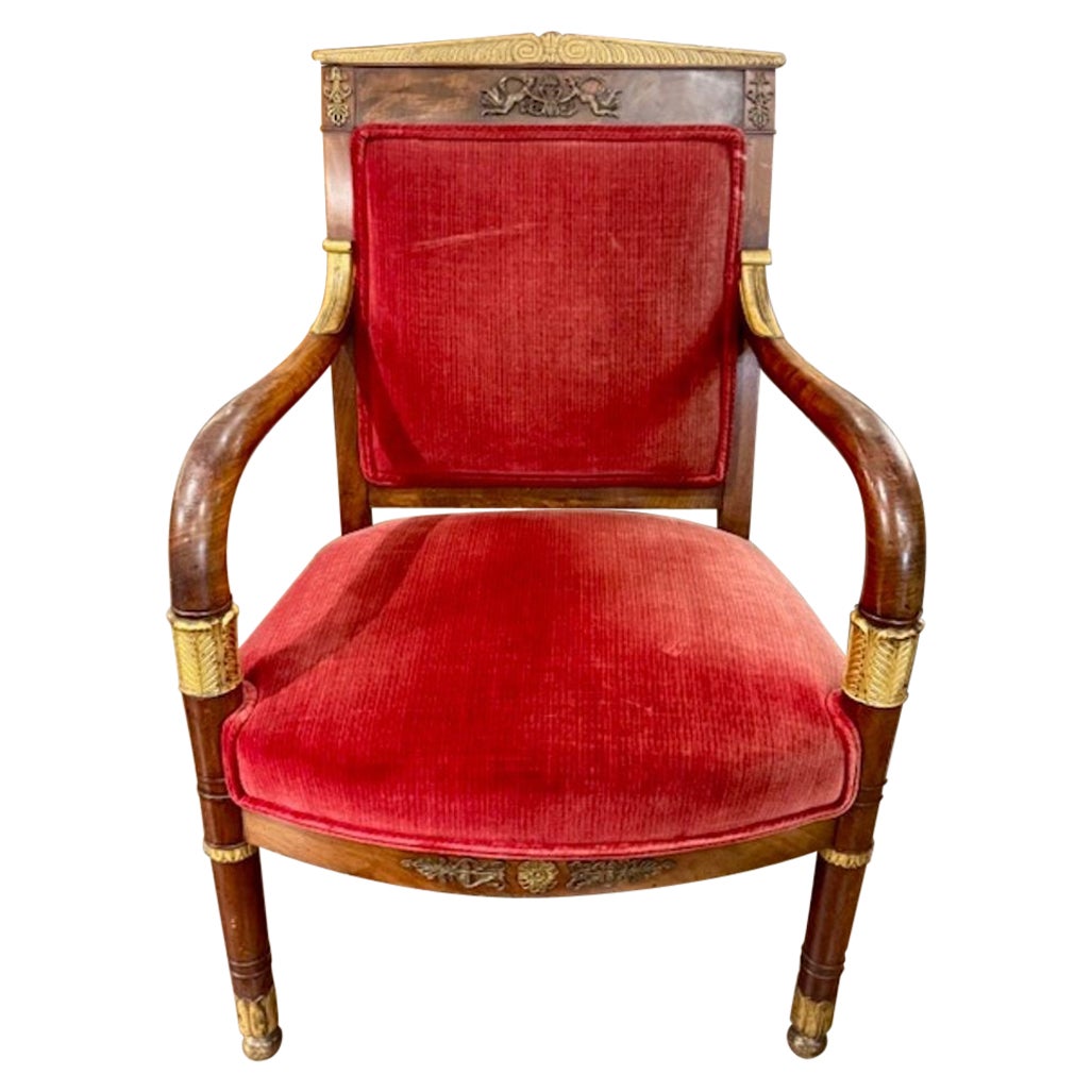 Fauteuil Empire français du XIXe siècle en noyer et doré en vente