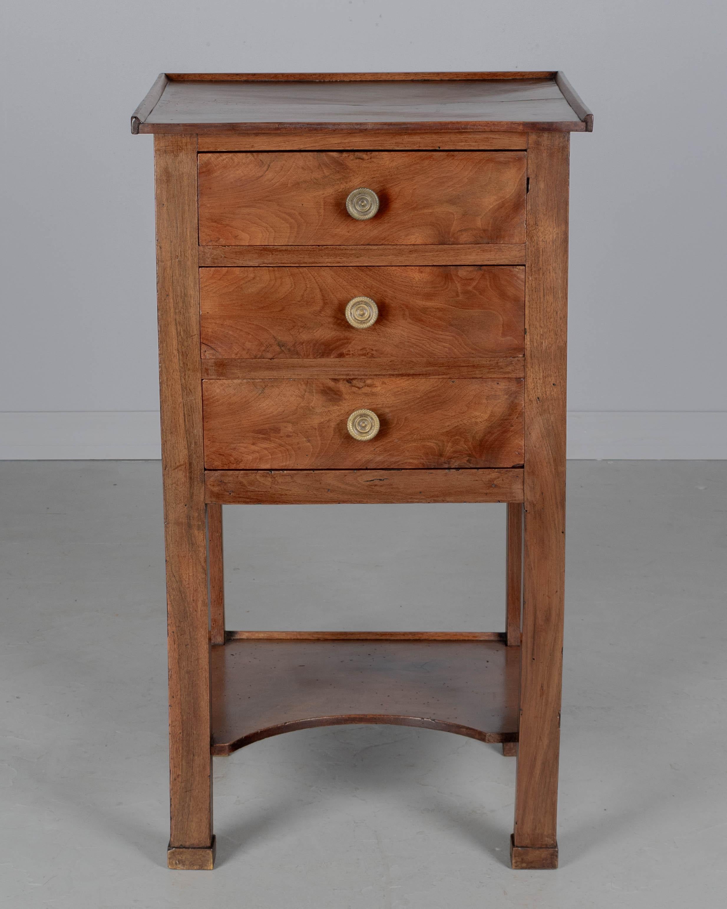 Fait main Table d'appoint en noyer Empire du XIXe siècle en vente