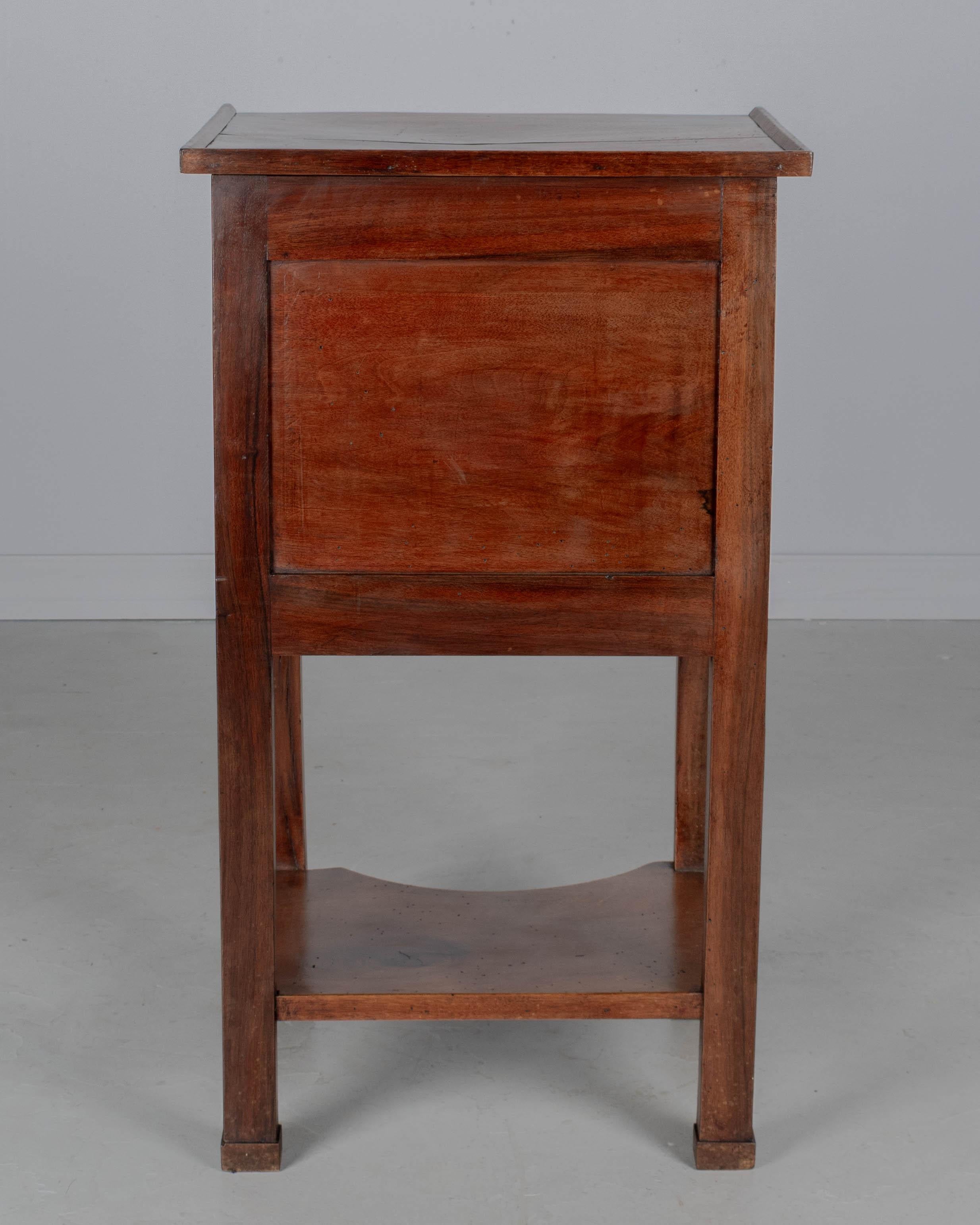 Table d'appoint en noyer Empire du XIXe siècle Bon état - En vente à Winter Park, FL