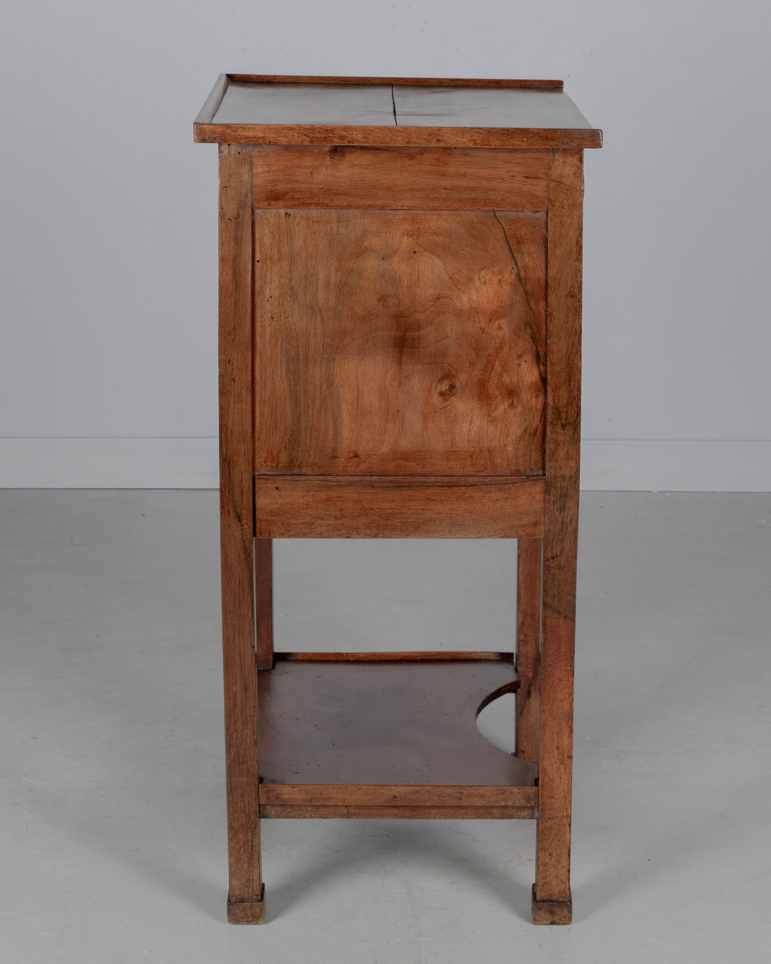 Laiton Table d'appoint en noyer Empire du XIXe siècle en vente