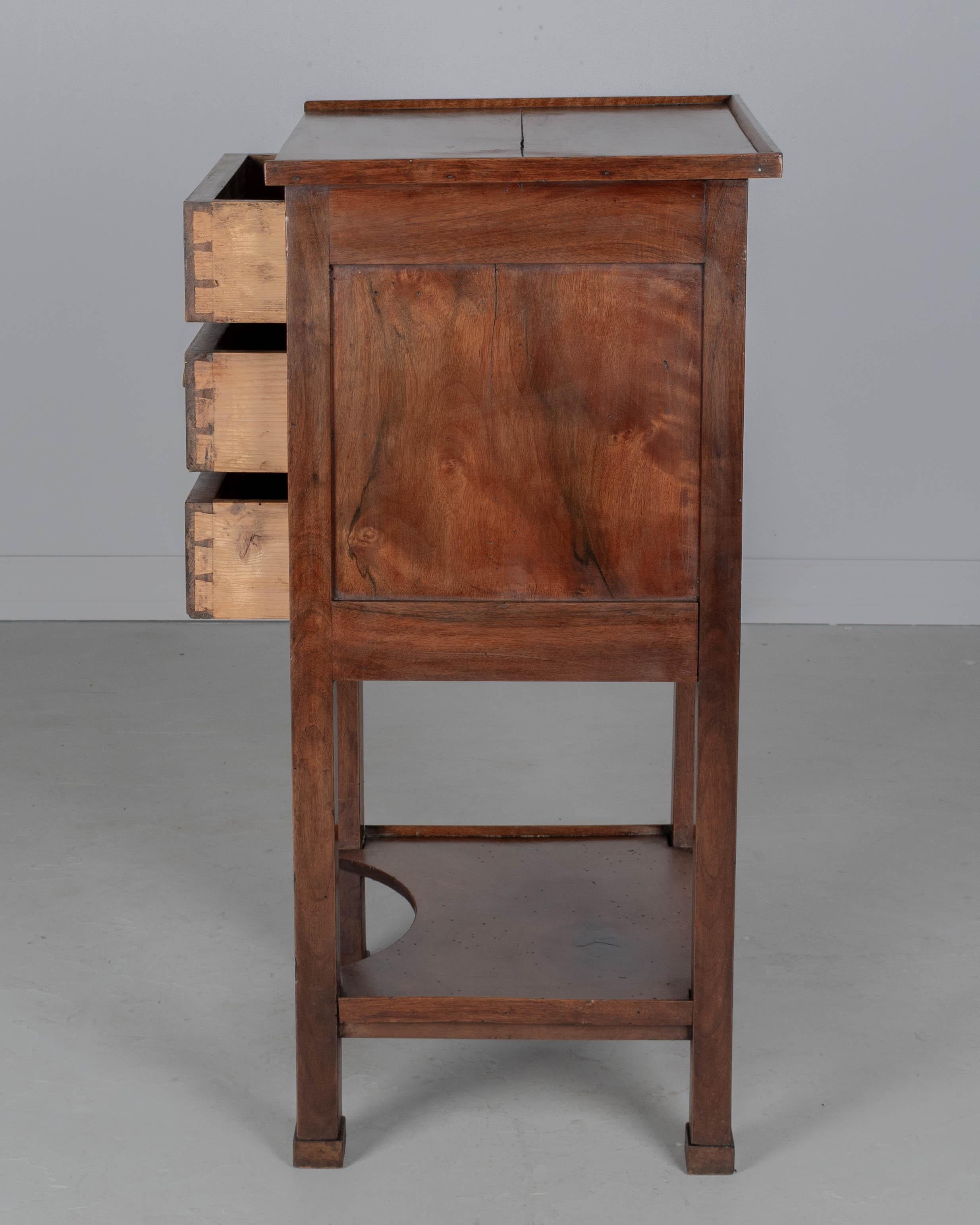 Table d'appoint en noyer Empire du XIXe siècle en vente 1