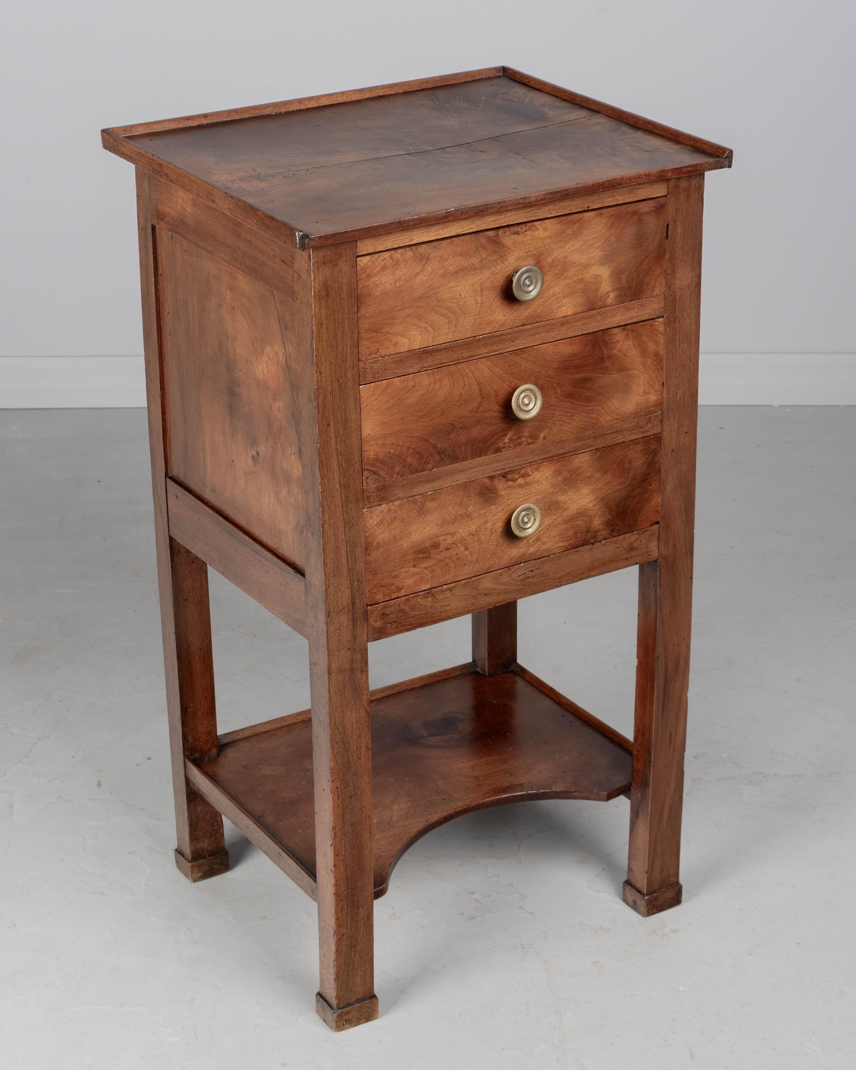 Table d'appoint en noyer Empire du XIXe siècle en vente 2