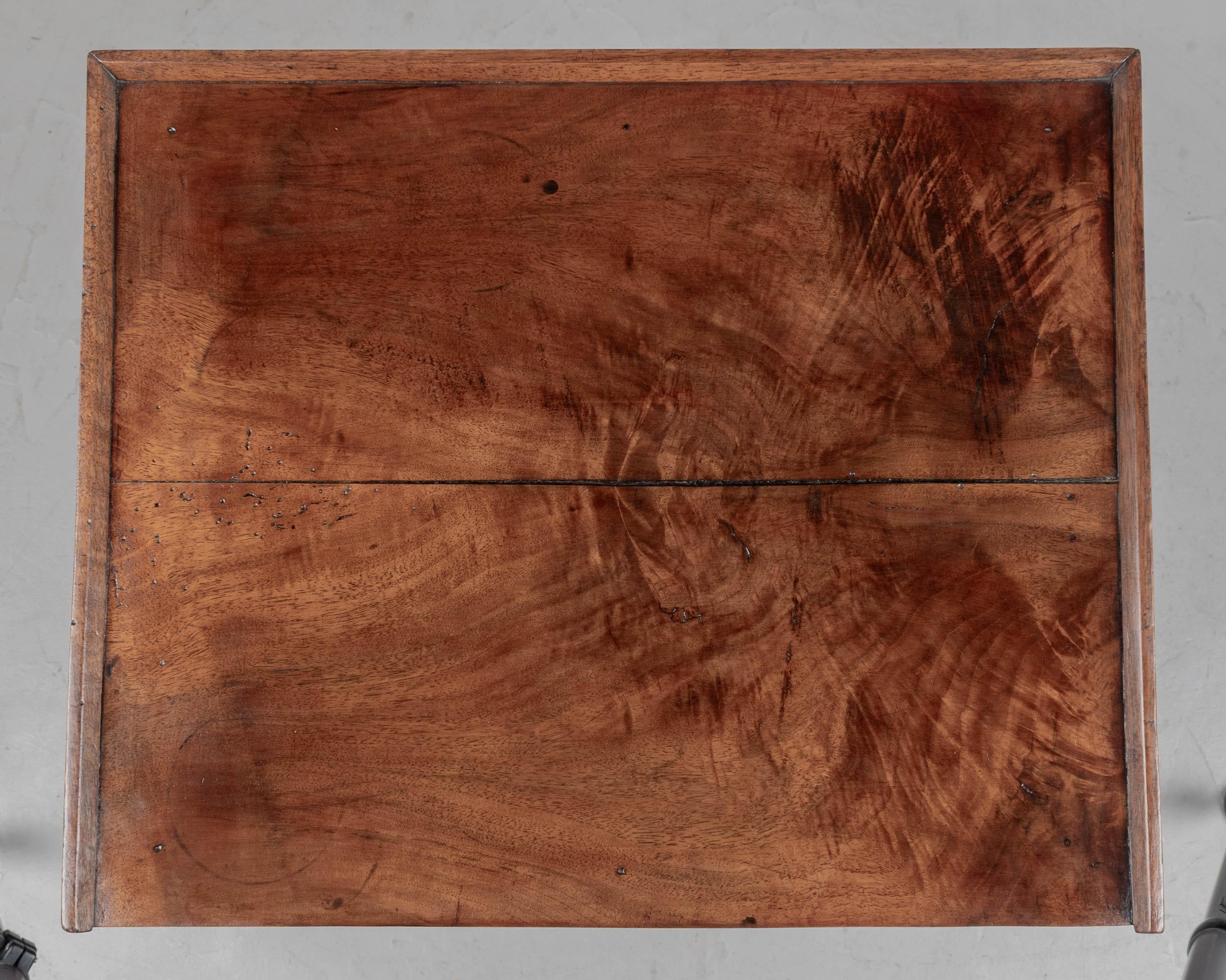 Table d'appoint en noyer Empire du XIXe siècle en vente 3