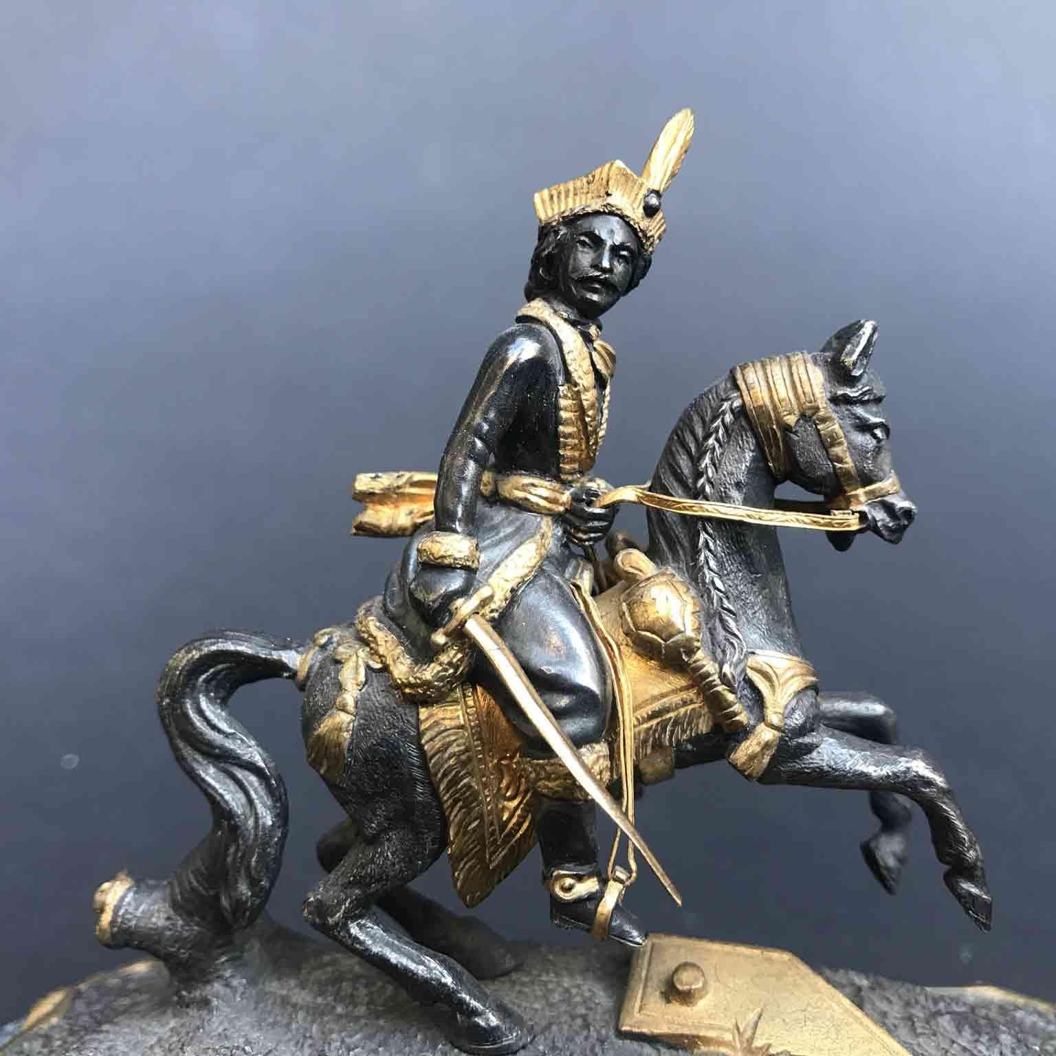 Antica figura di cavaliere francese in bronzo, figura di cavaliere a cavallo finemente fusa, una figura di Joachim Murat della metà del XIX secolo su cavallo rampante, montata su una base sagomata in marmo verde, probabilmente ispirata a un famoso