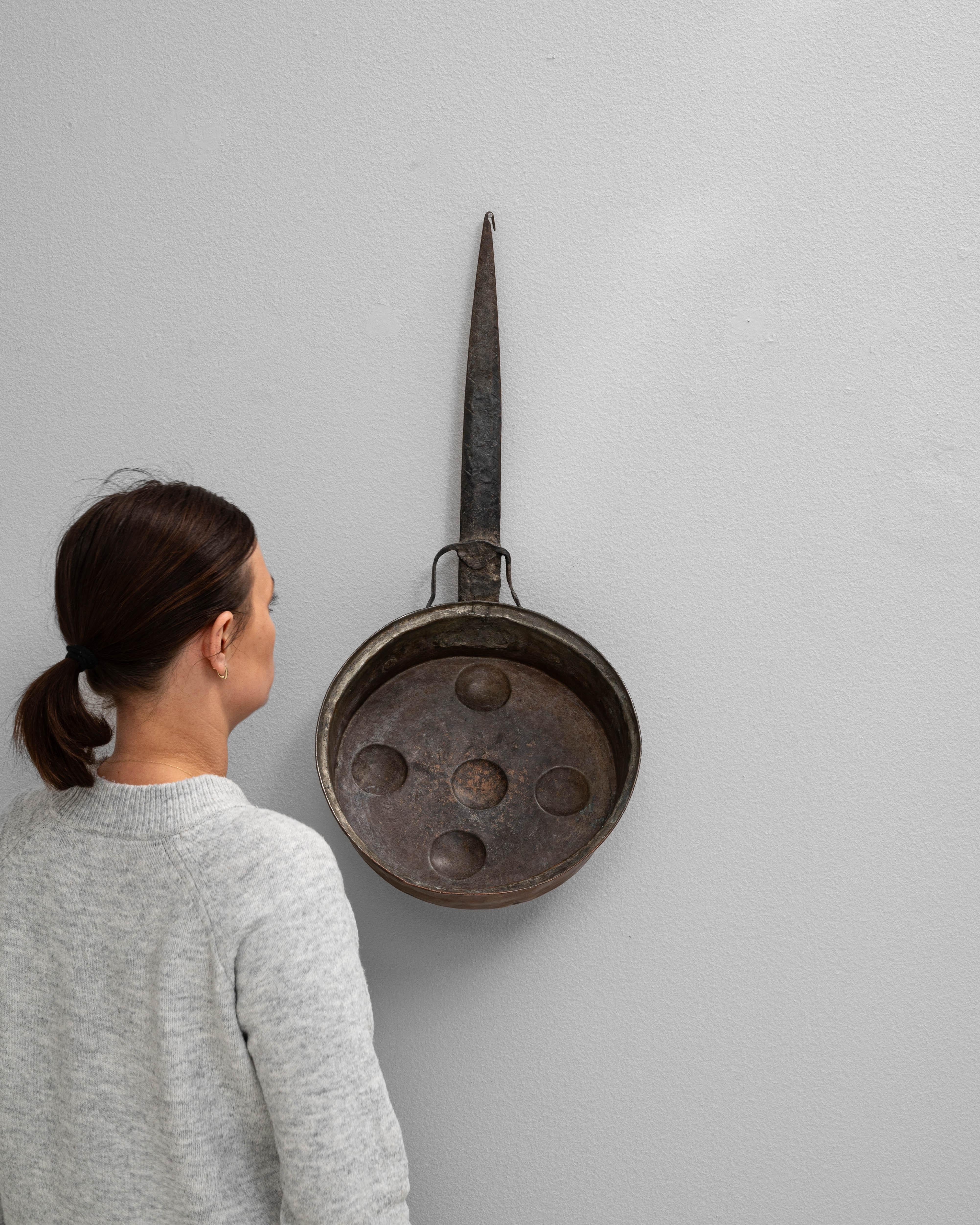 Francese Padella francese del XIX secolo per escargot e uova in camicia di rame in vendita