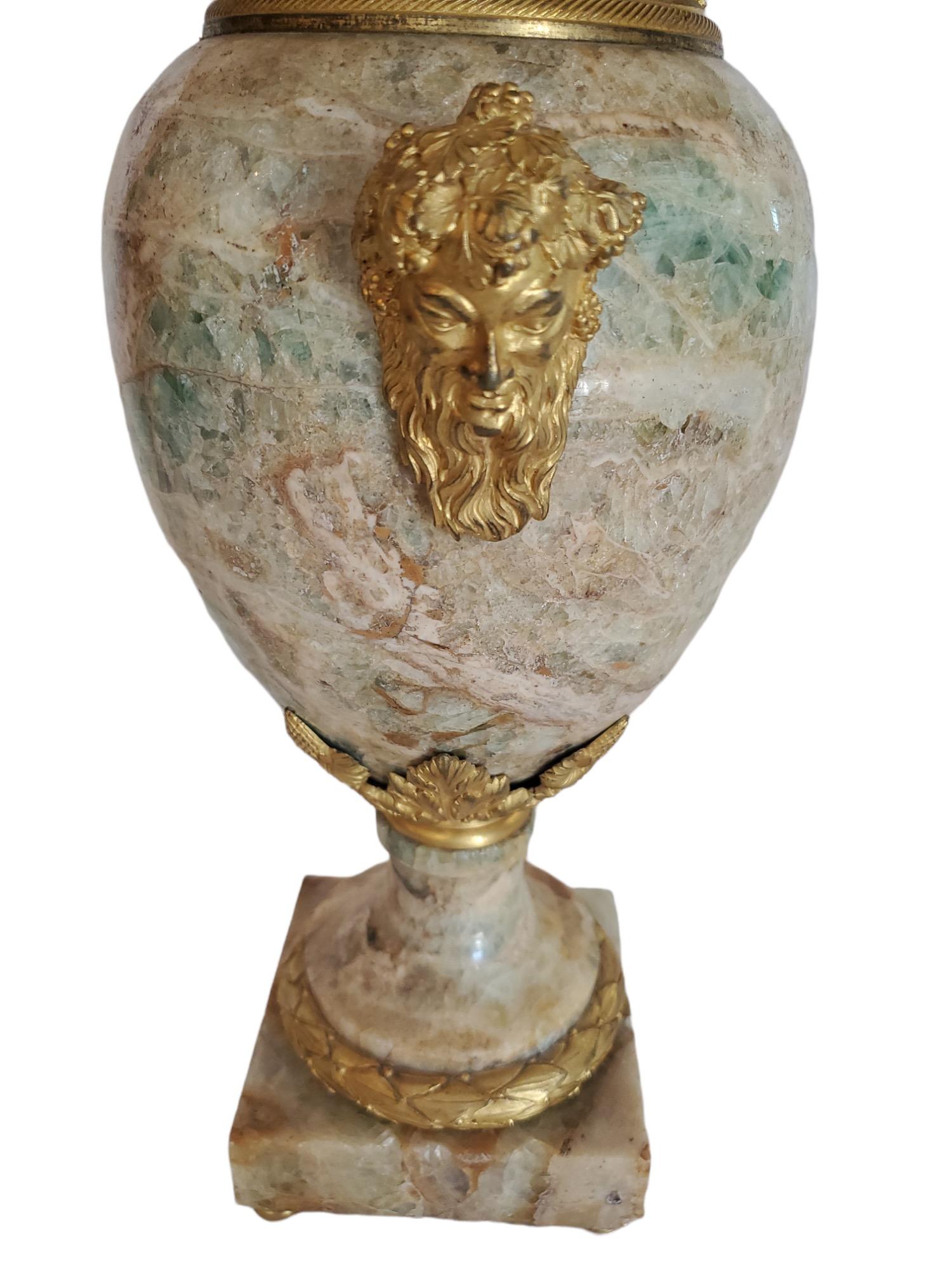 Néoclassique Lampe française du XIXe siècle en pierre exotique et bronze en vente