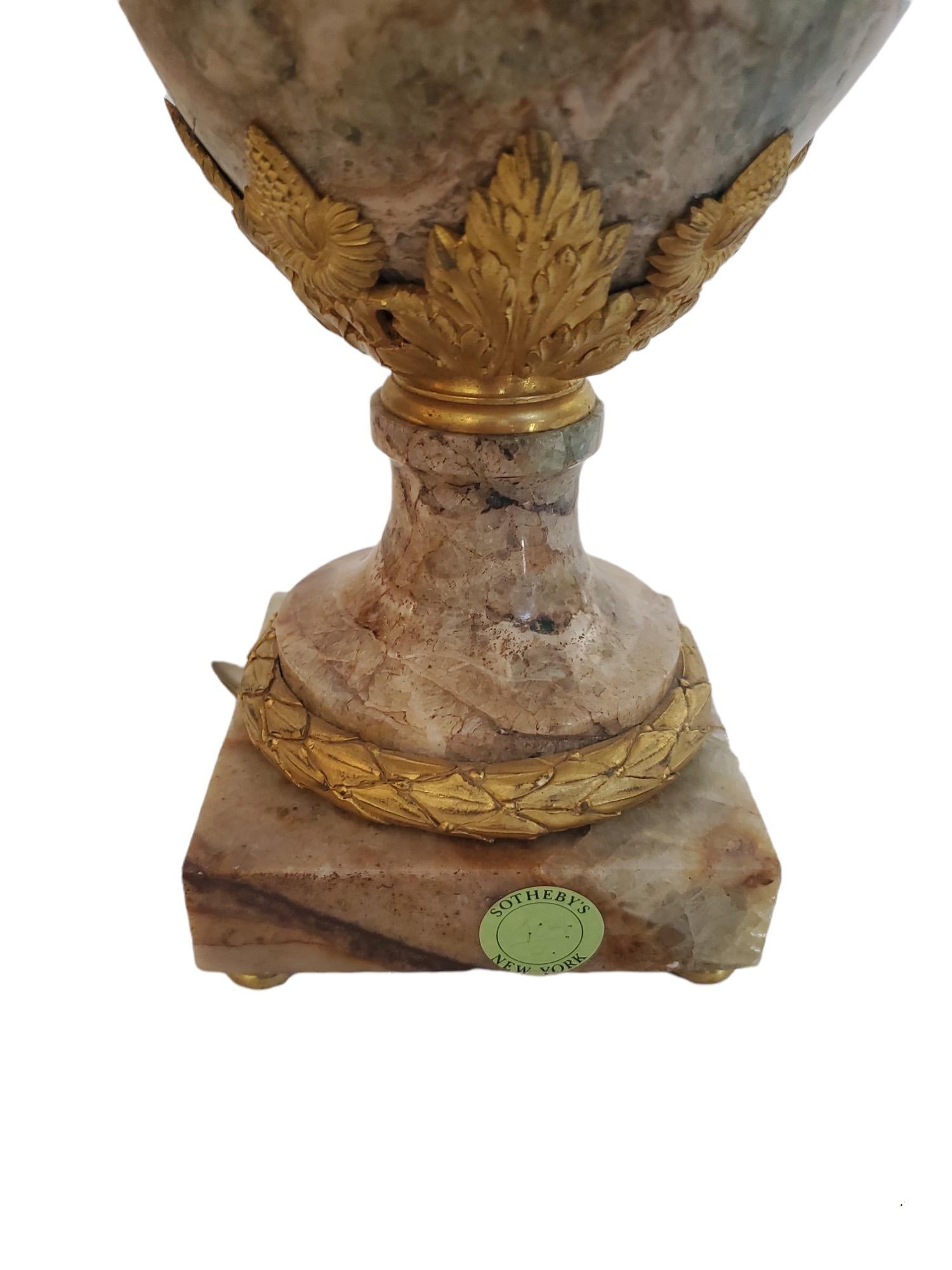 Französische Lampe aus exotischem Stein und Bronze aus dem 19. (Handgefertigt) im Angebot