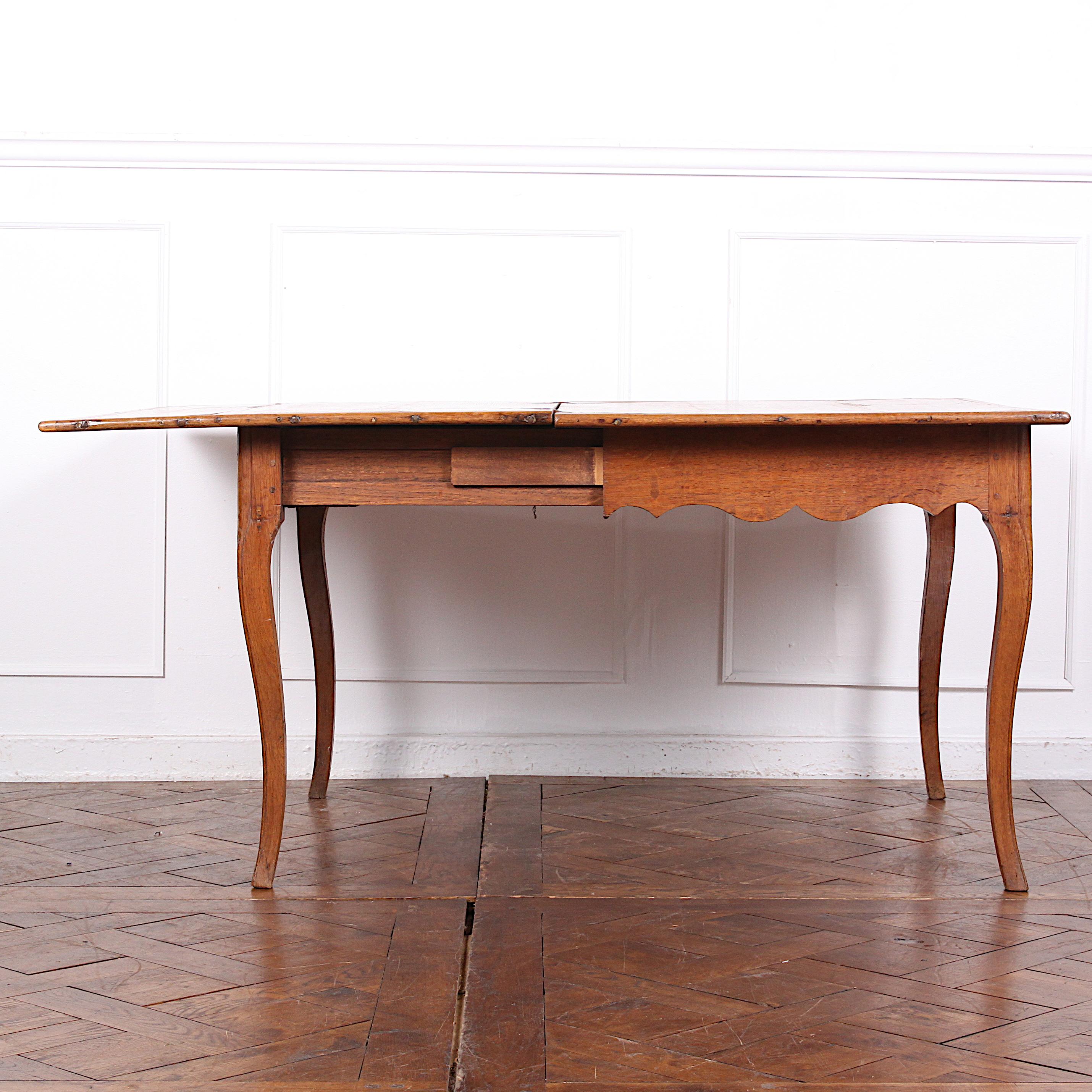 19th Century French Extending Farm Table In Good Condition For Sale In Vancouver, British Columbia
