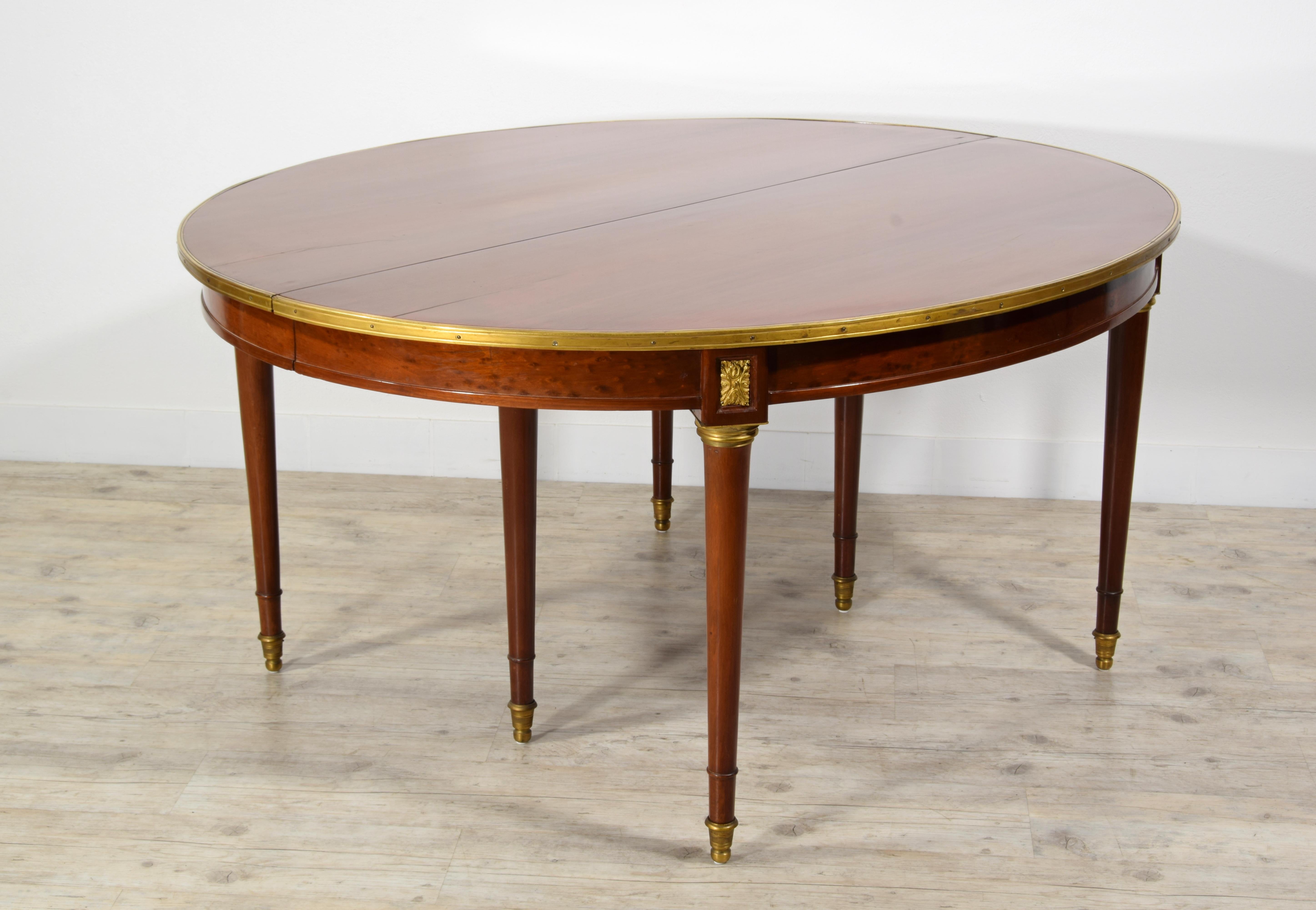 19e siècle, Table à rallonge en bois française
Dimensions H 77 x L 160 x P 140 cm (fermé) H 77 x L 160 x P 260 cm (ouvert avec deux extensions)

Cette table en bois a été fabriquée en France au XIXe siècle. La partie supérieure est ovale lorsqu'elle