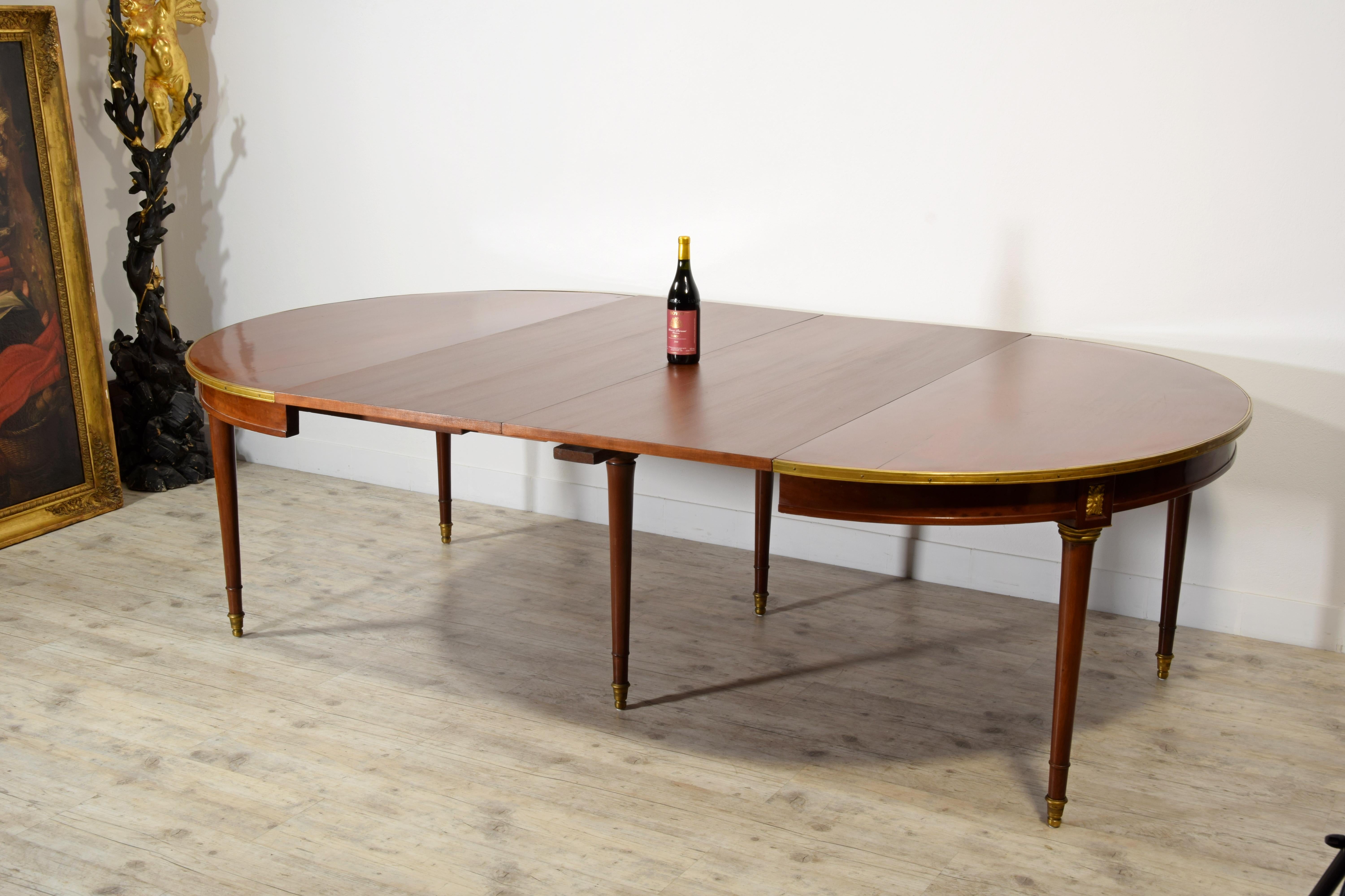 Français Table ovale extensible française du 19ème siècle en vente