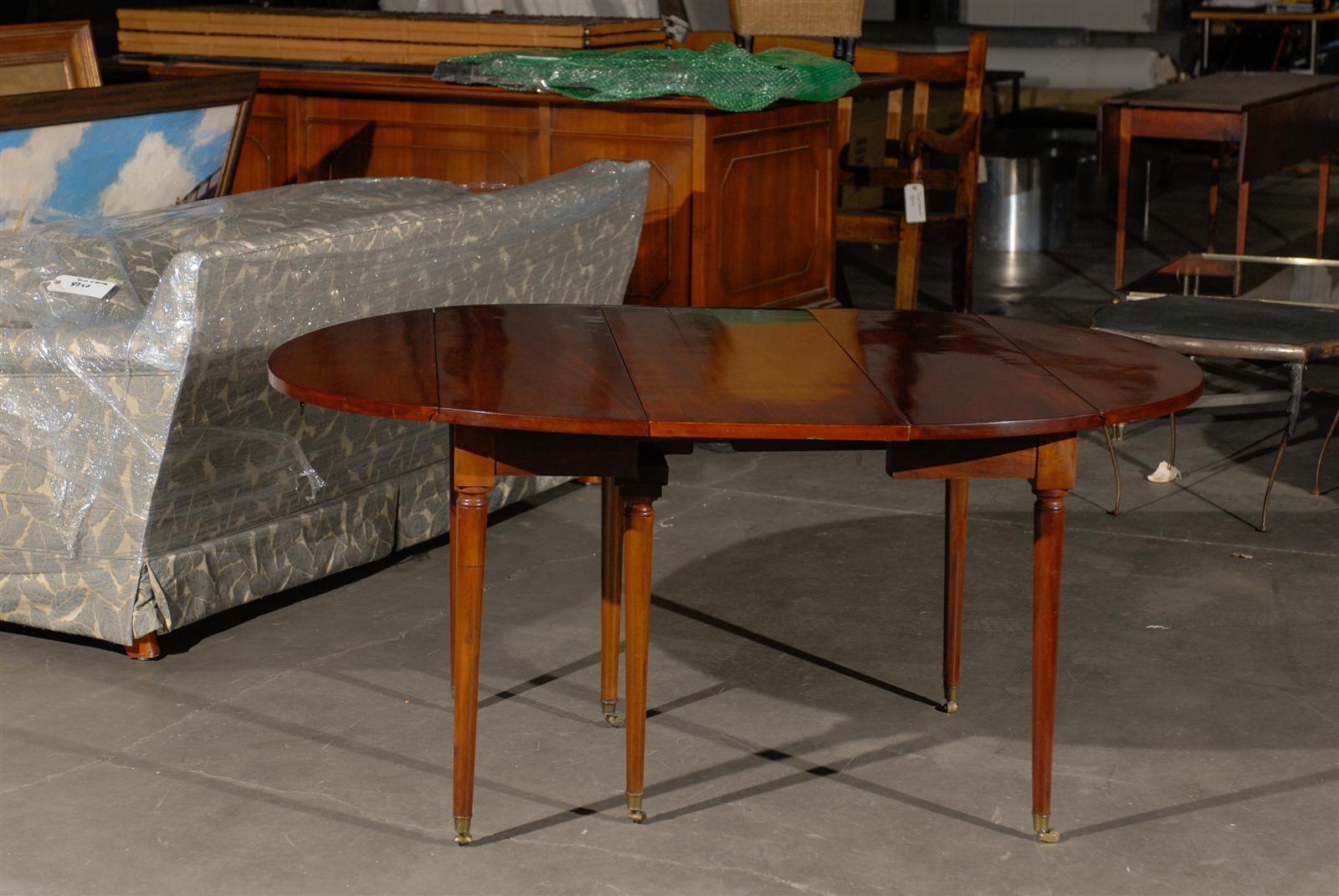 19th century French extension drop leaf dining table, one leaf
Measures: Without leaf: 45.5