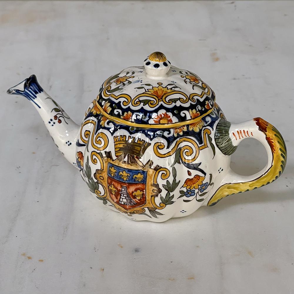 Französisches 8-teiliges handbemaltes Teeservice aus Fayence, 19. Jahrhundert im Angebot 10