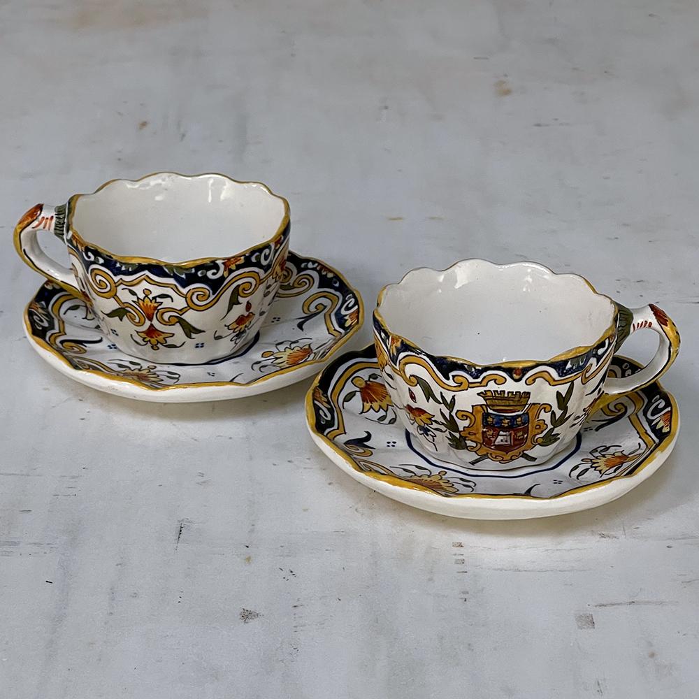 le service à thé de 8 pièces en faïence française du 19ème siècle, peint à la main, représente les porcelaines remarquablement uniques et définitivement françaises produites dans la région légendaire de Rouen ! Fabriquée à la main, chaque pièce est