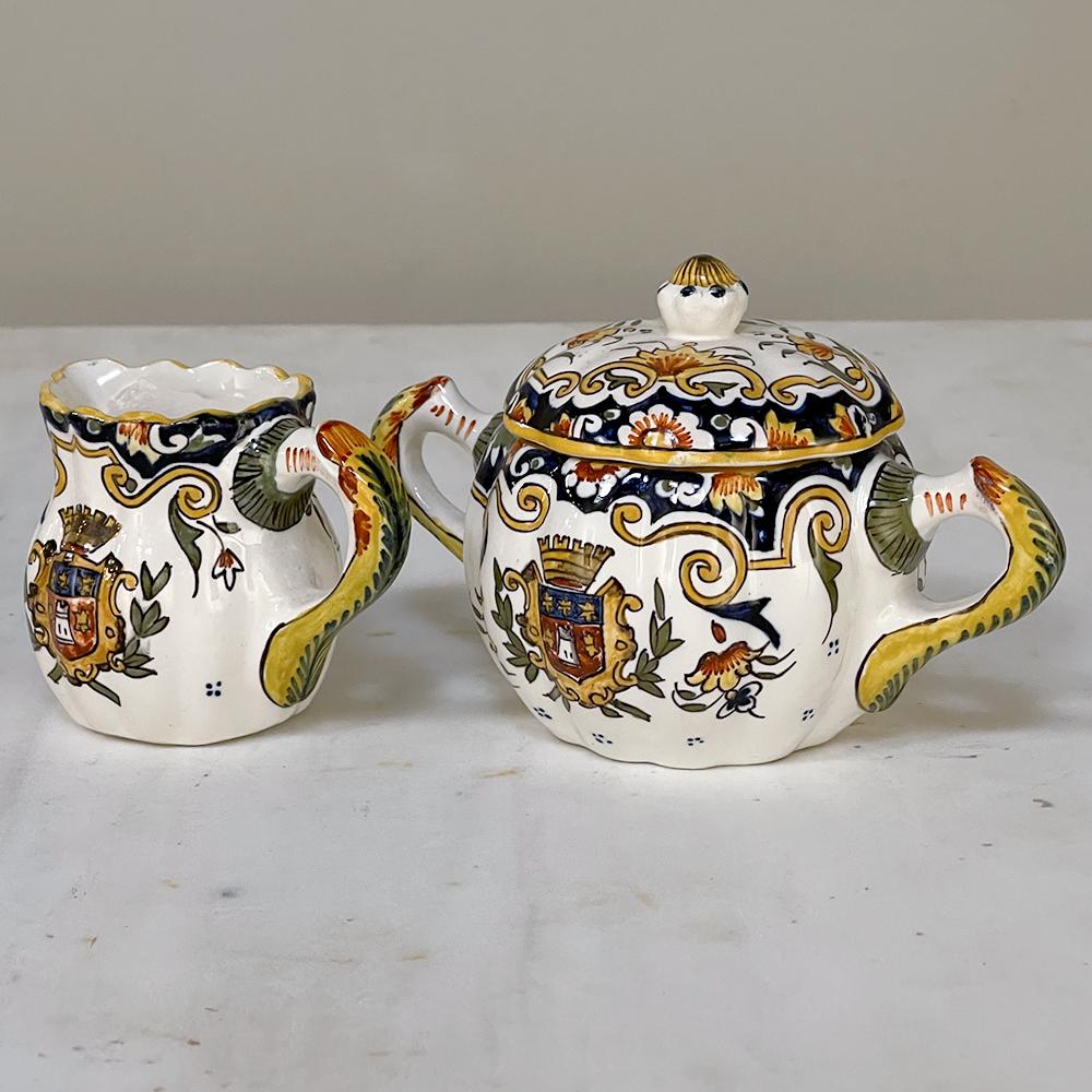 Service à thé français en faïence peint à la main du 19ème siècle, 8 pièces Bon état - En vente à Dallas, TX