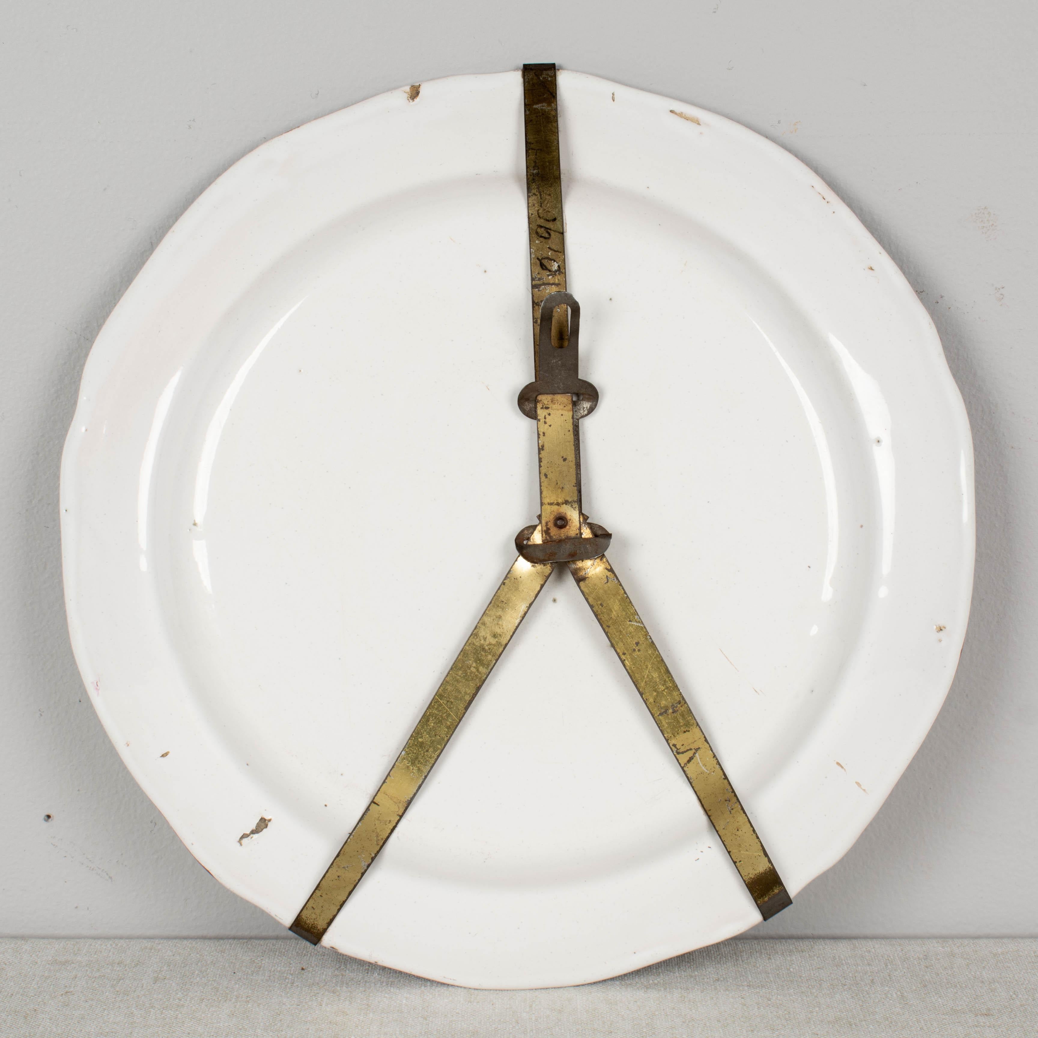 Français Assiette décorative en faïence française du 19ème siècle en vente