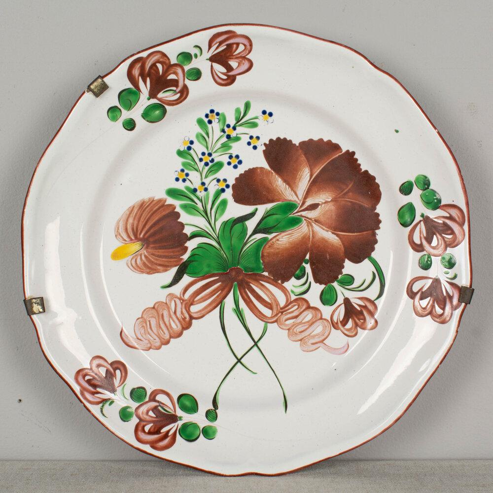 Plato decorativo de loza francesa del siglo XIX Pintado a mano en venta