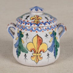 Olla con tapa de flor de lis de loza francesa del siglo XIX, pintada a mano
