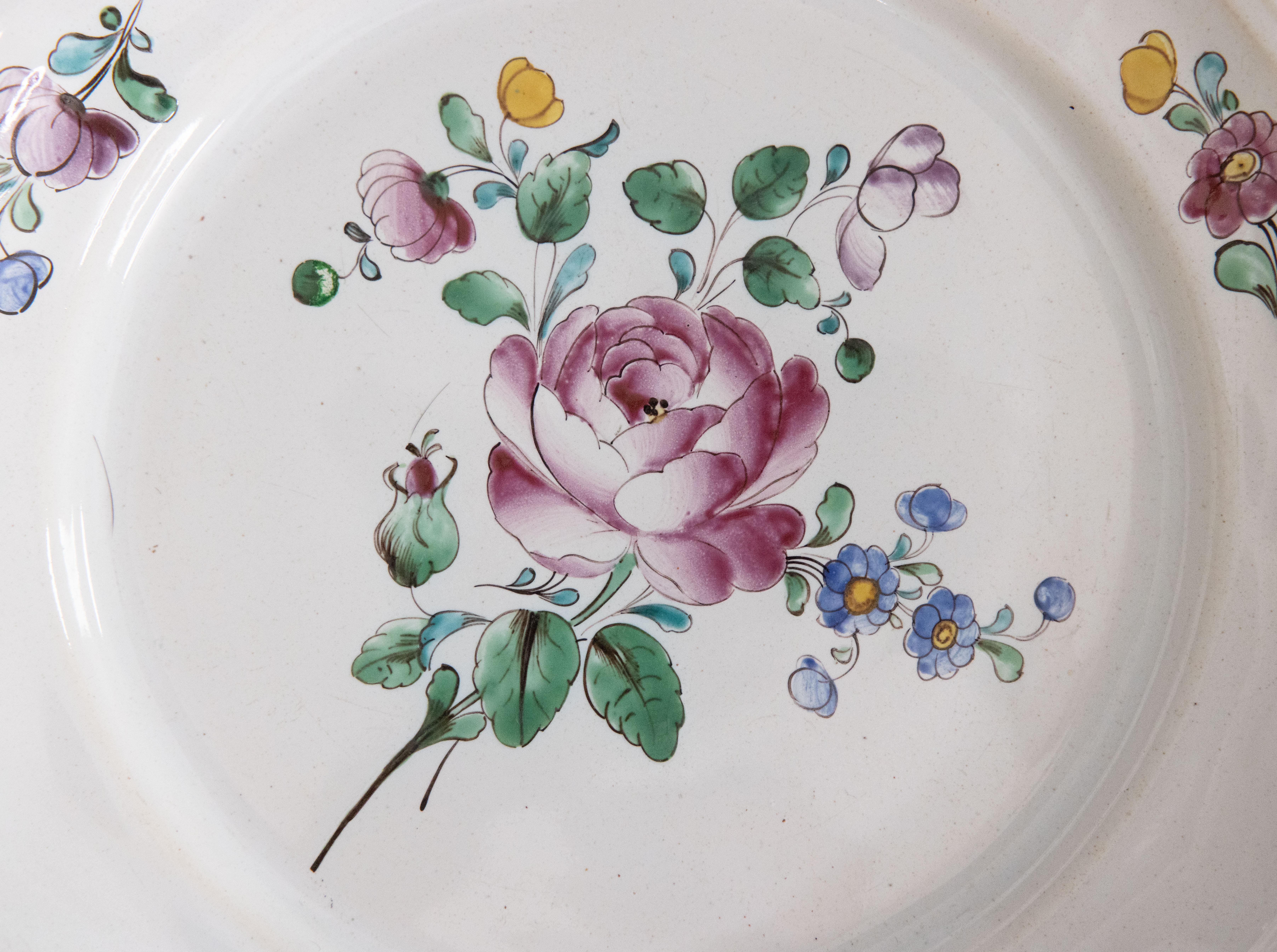 Une belle assiette ancienne en faïence française de la fin du 18e siècle au début du 19e siècle avec de belles fleurs peintes à la main et un bord festonné. Il serait fabuleux exposé sur un mur ou une étagère dans n'importe quelle
