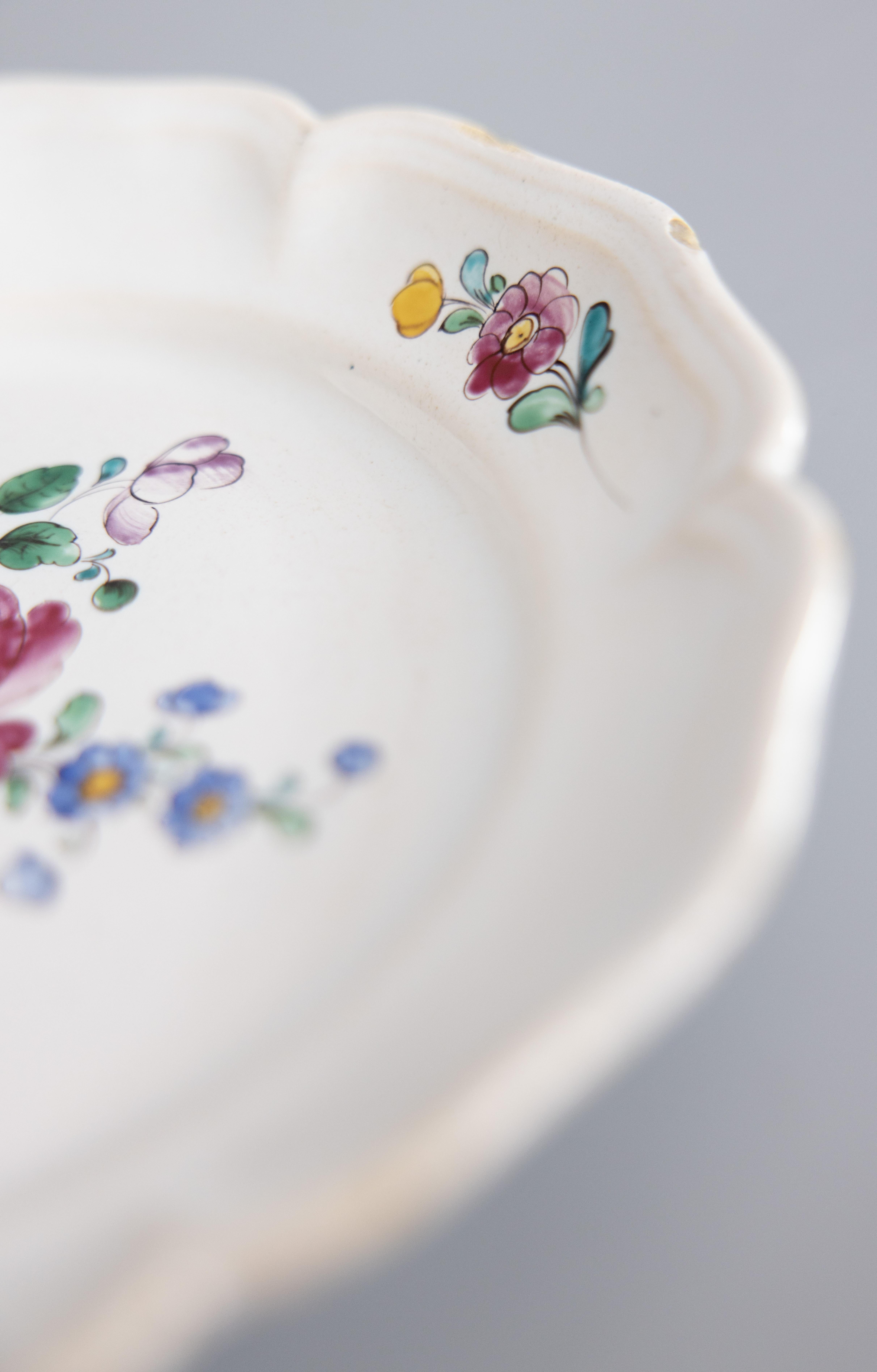 Français Assiette à fleurs en faïence française du 19ème siècle en vente