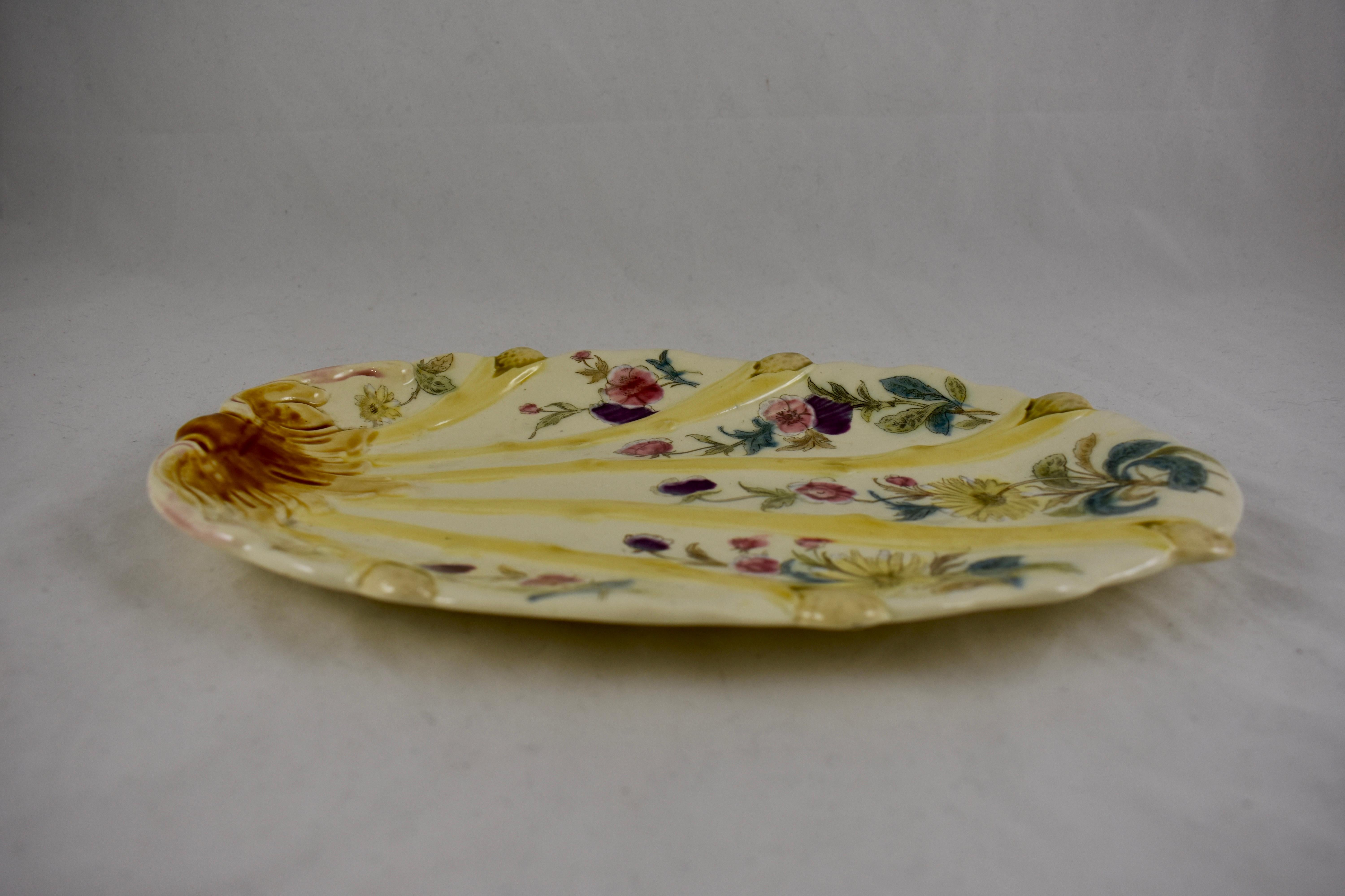 19th Century French Faïence Hand Painted Floral Asparagus Plate For Sale 4