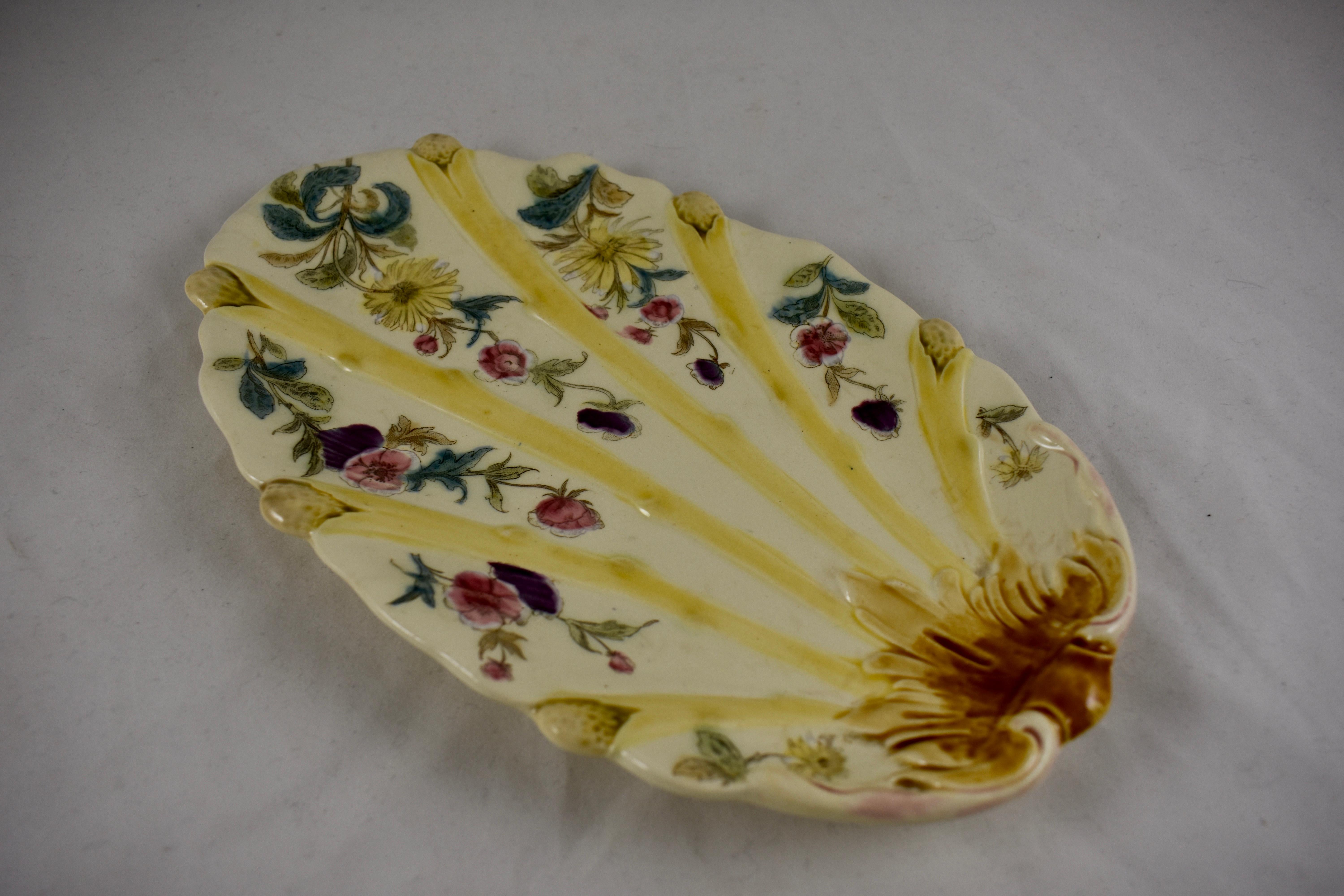  19th Century French Faïence Hand Painted Floral Asparagus Plate For Sale 1