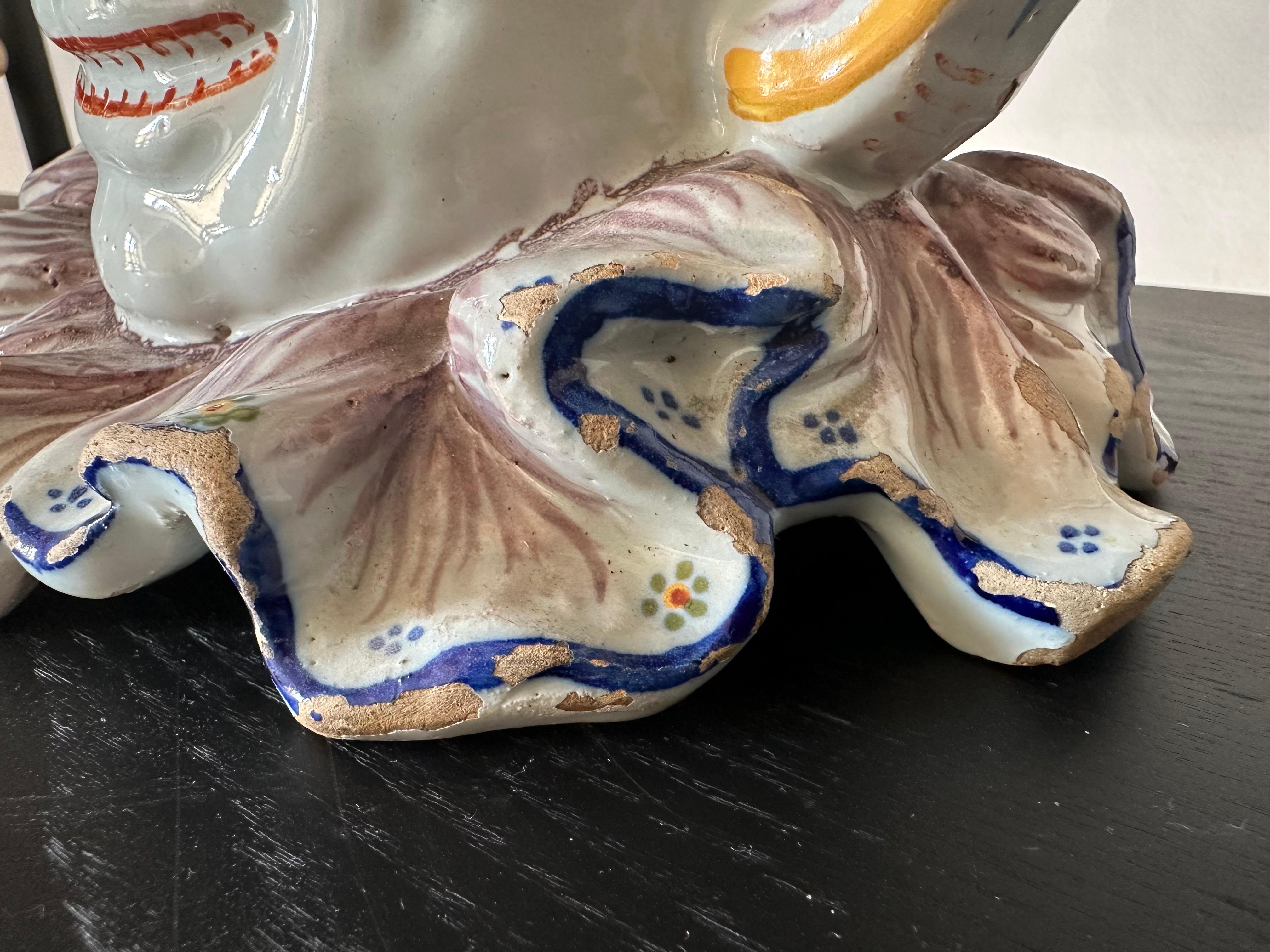 Cache pot d'arlequin en faïence française du 19e siècle, expression double face de Rouen en vente 2