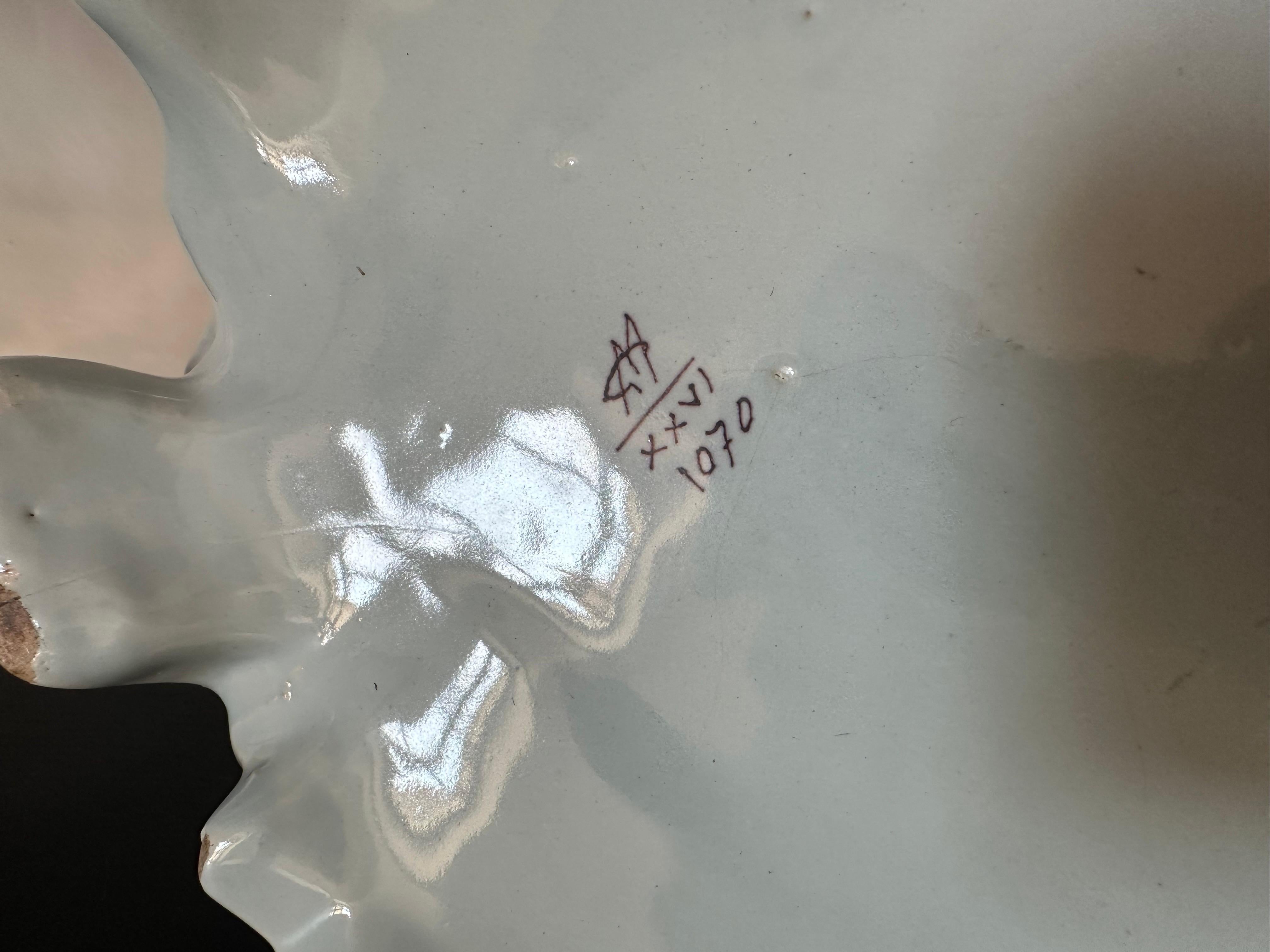 Cache pot d'arlequin en faïence française du 19e siècle, expression double face de Rouen en vente 3