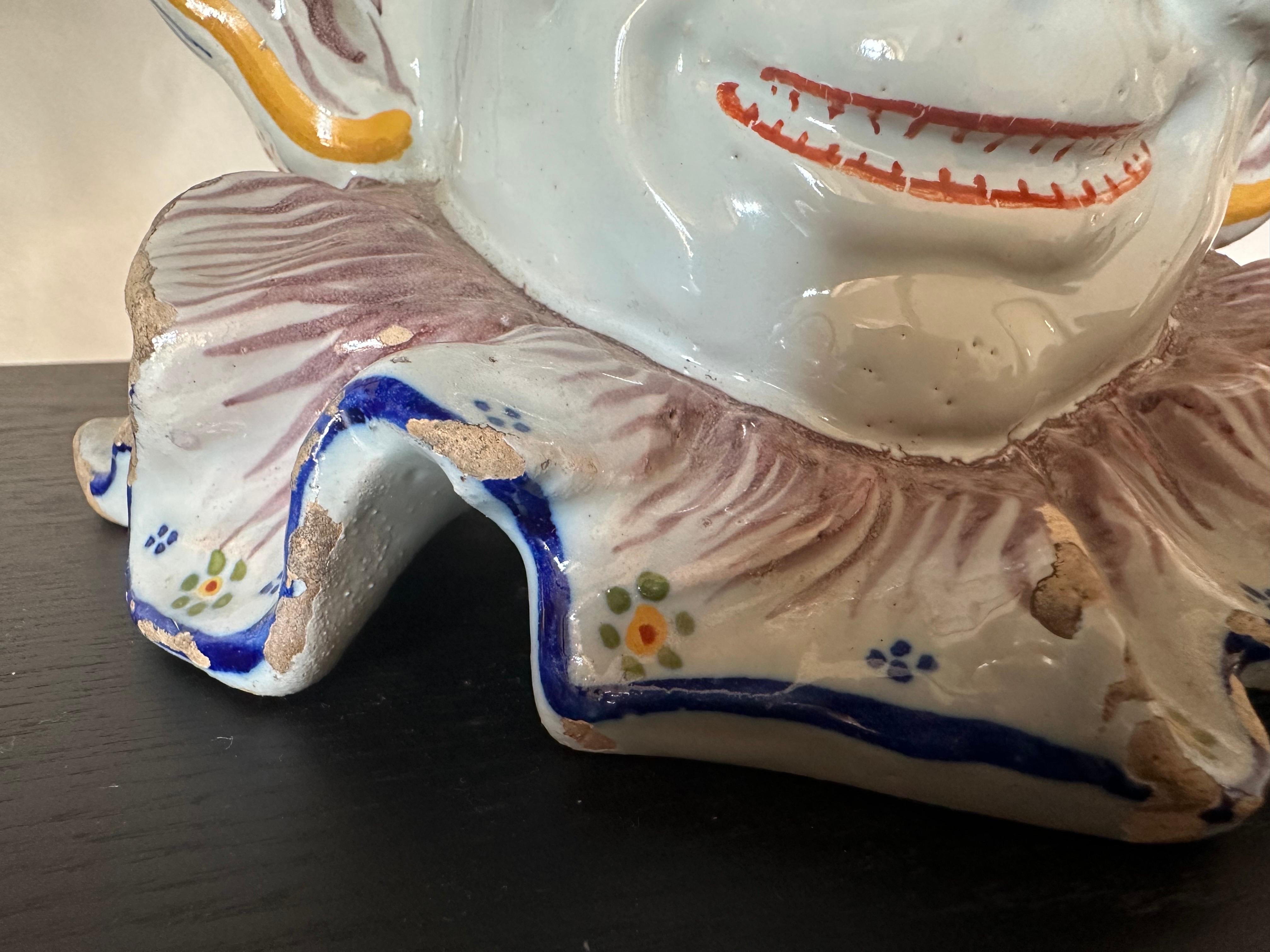 Cache pot d'arlequin en faïence française du 19e siècle, expression double face de Rouen en vente 5