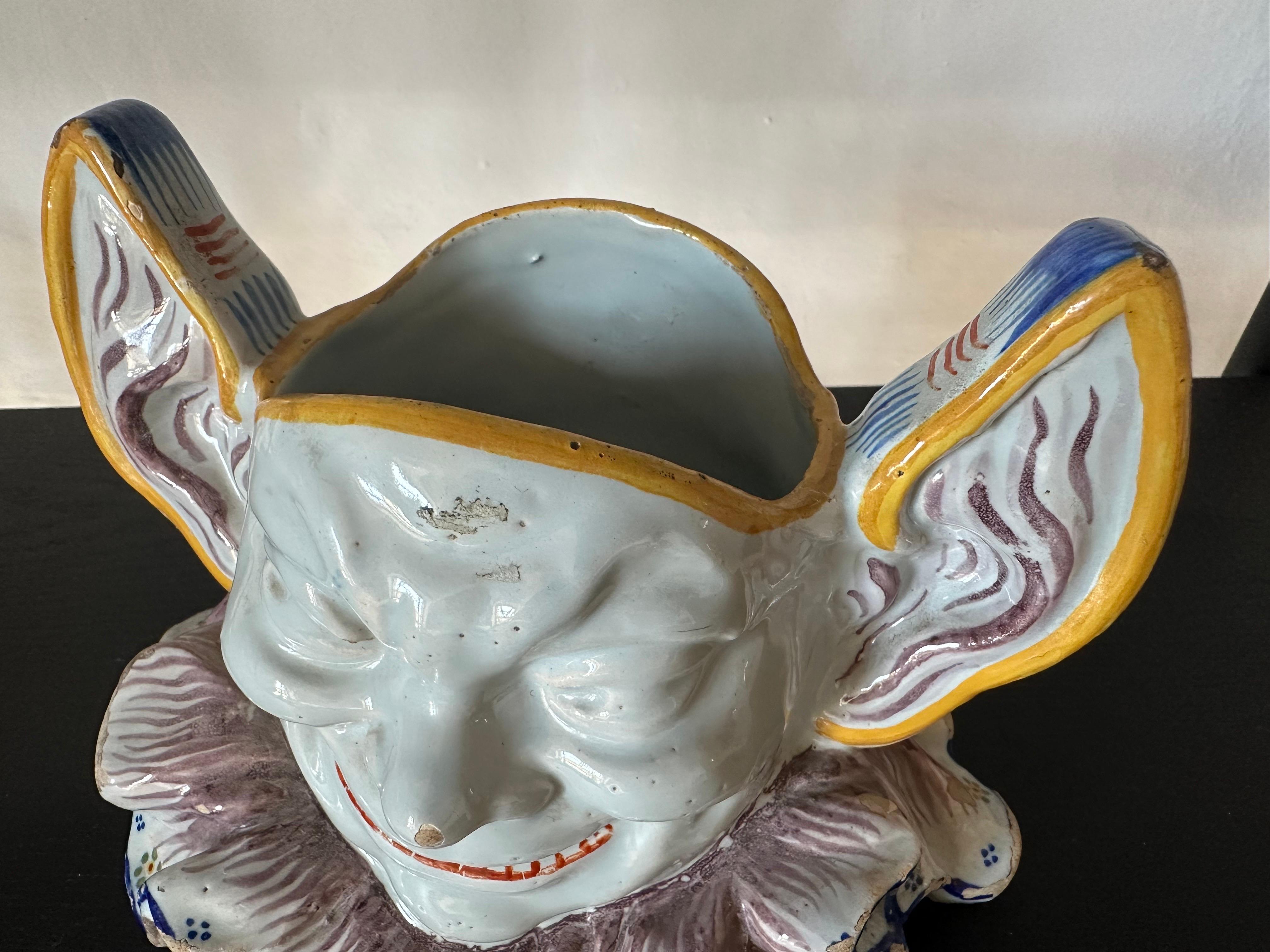 Cache pot d'arlequin en faïence française du 19e siècle, expression double face de Rouen en vente 6