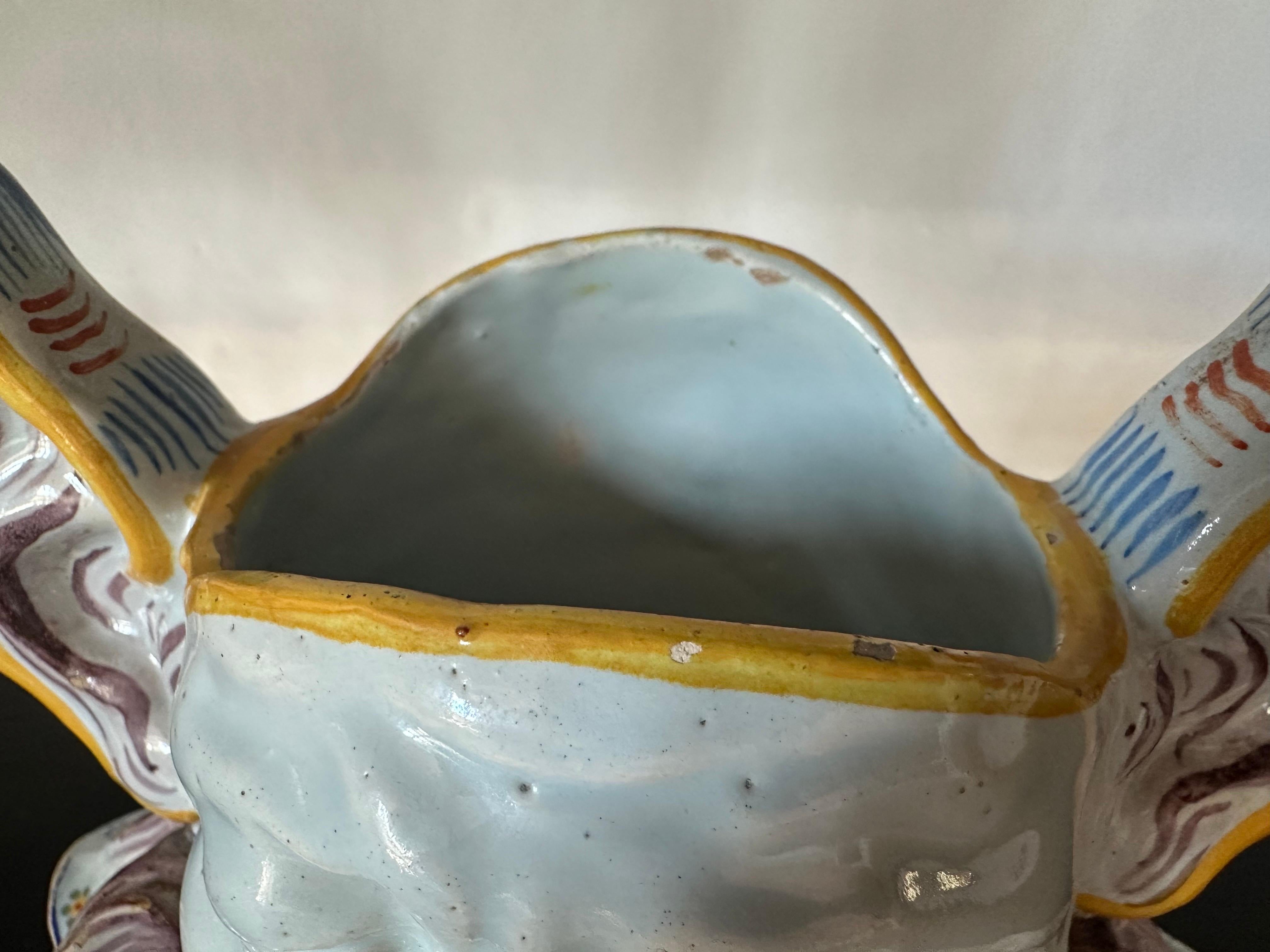 Cache pot d'arlequin en faïence française du 19e siècle, expression double face de Rouen en vente 7