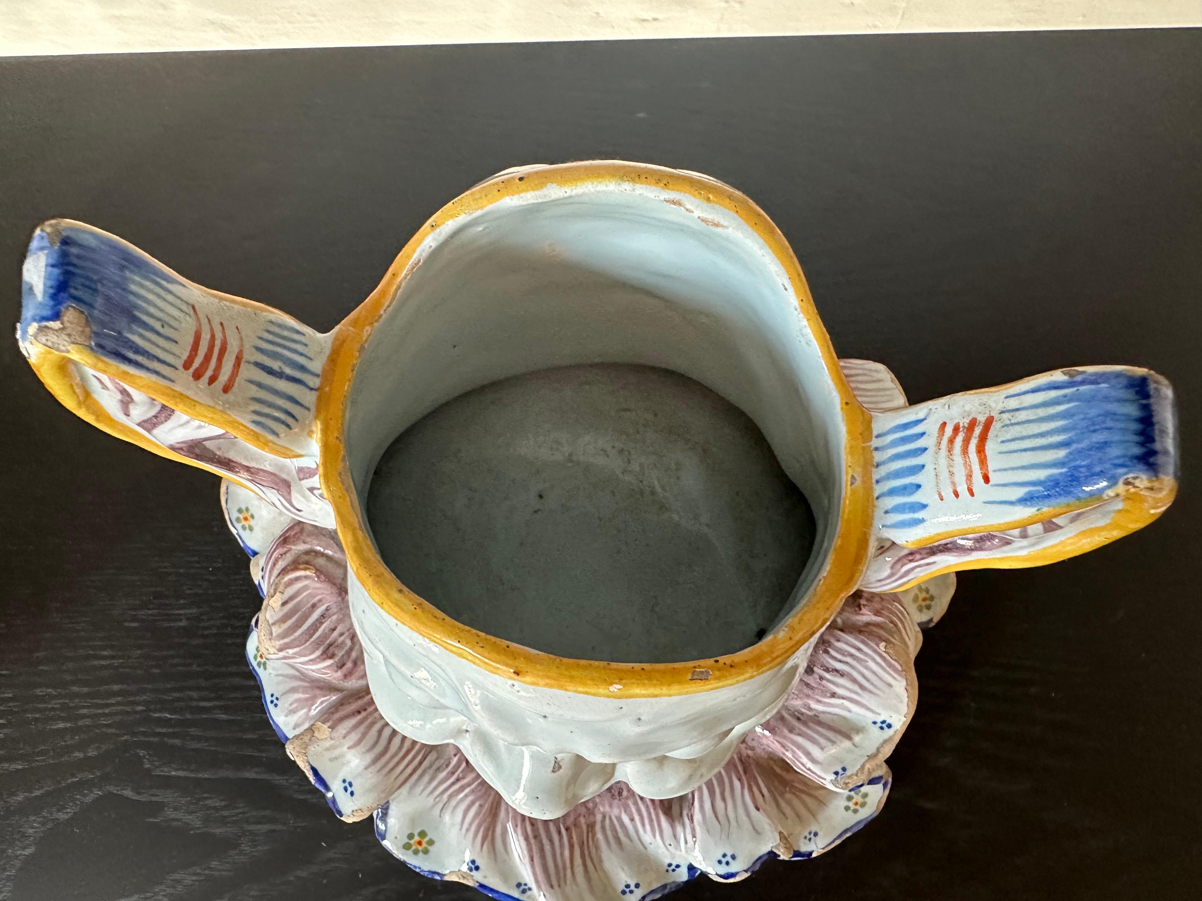 Cache pot d'arlequin en faïence française du 19e siècle, expression double face de Rouen en vente 9
