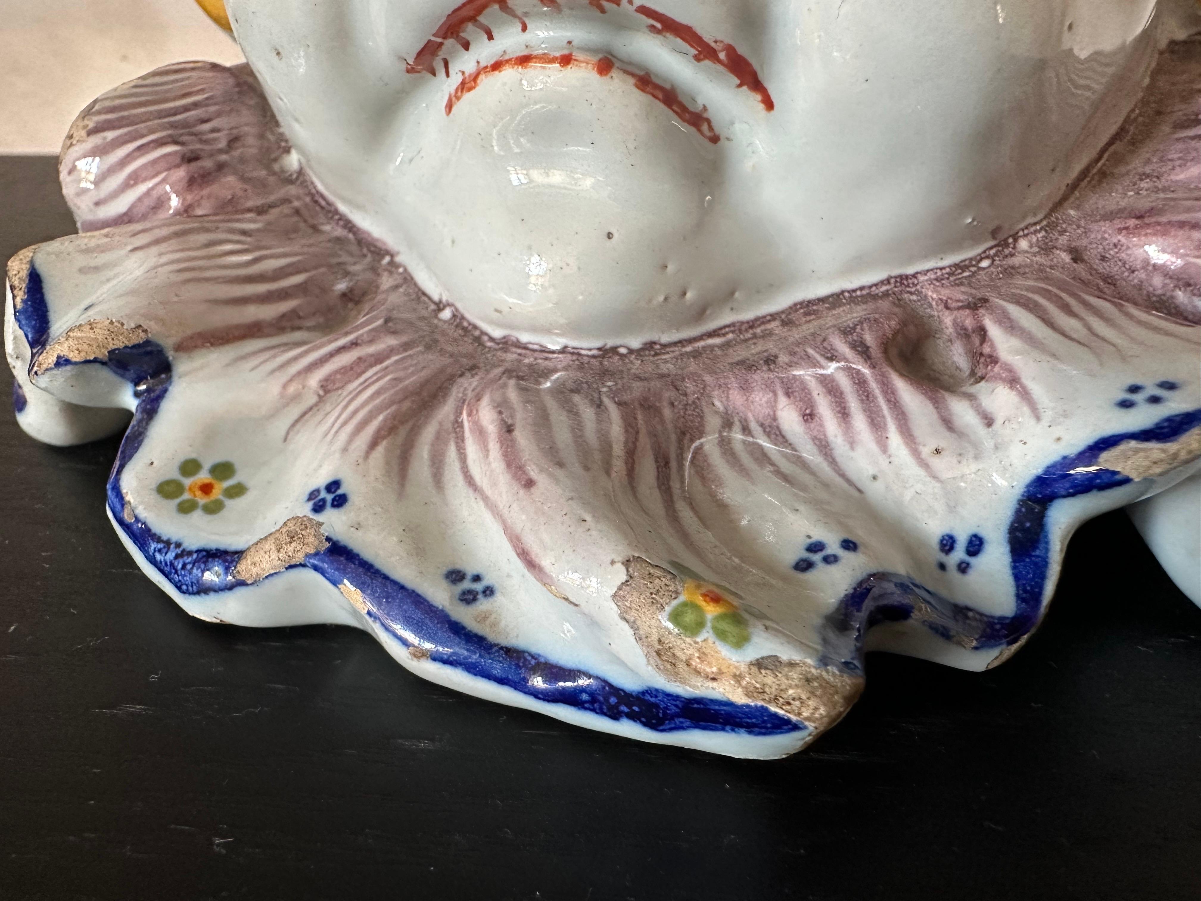 Cache pot d'arlequin en faïence française du 19e siècle, expression double face de Rouen en vente 10